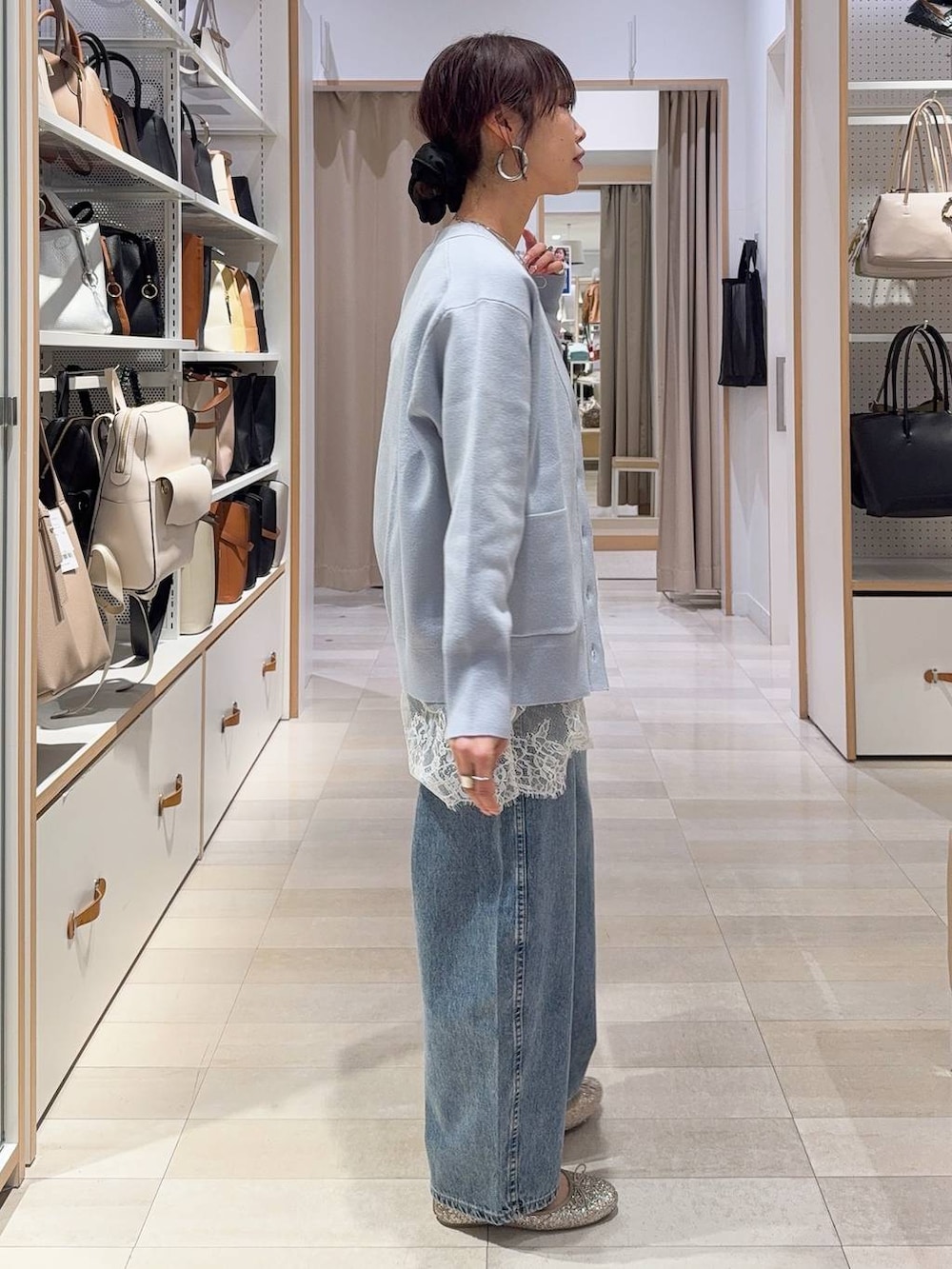 ゴールド系のバレエシューズ、ブルー系のデニムパンツ、ブルー系のカーディガン/ボレロを着用したレディースの春コーディネートの5枚目の写真