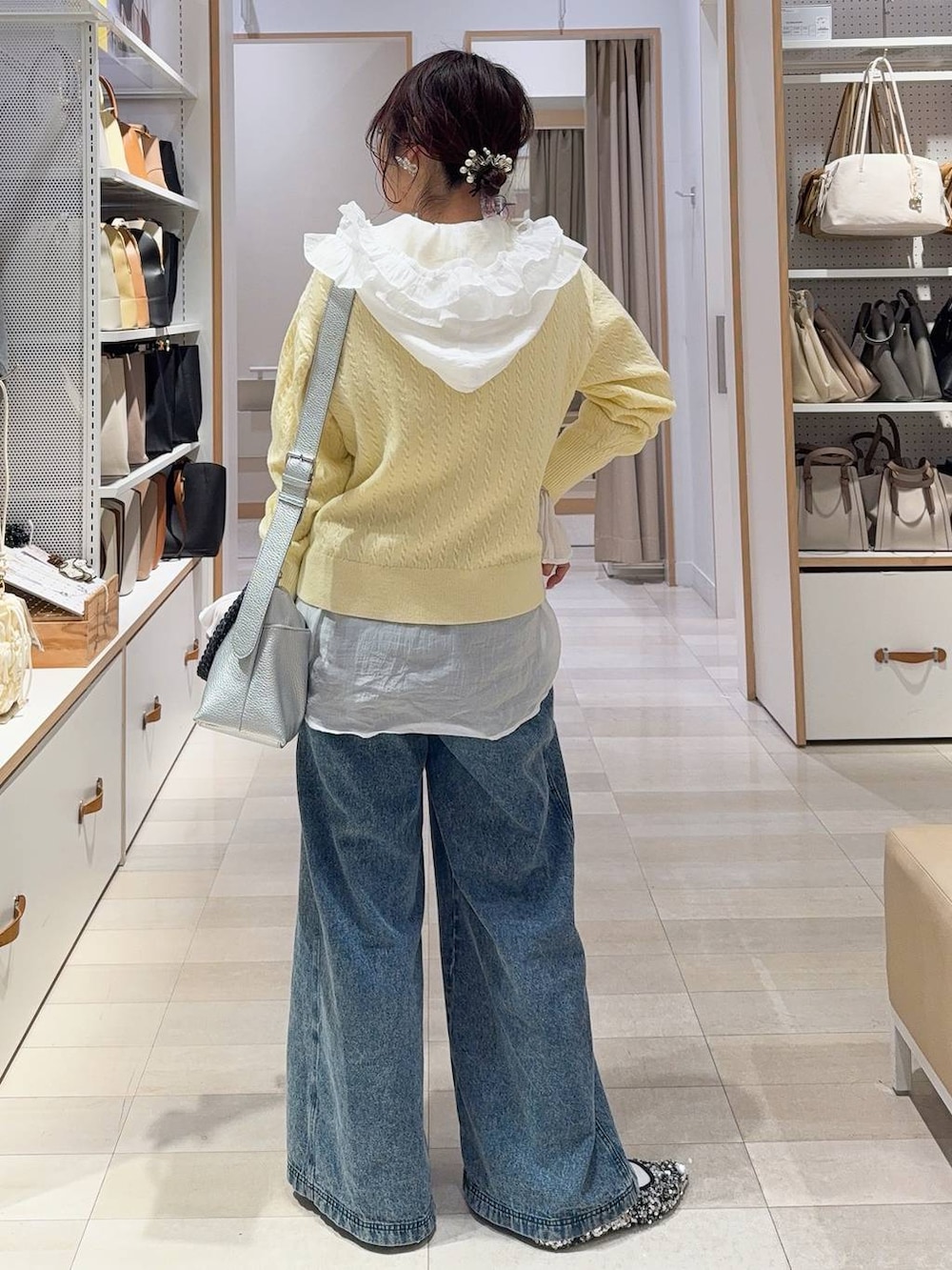 ホワイト系のシャツ/ブラウス、ホワイト系のステンカラーコート、イエロー系のカーディガン/ボレロを着用したレディースの冬コーディネートの9枚目の写真