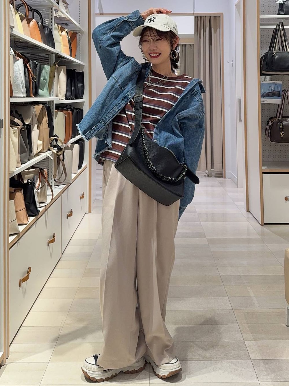 グレー系のワンピース、ベージュ系のその他パンツ、ブラック系のパーカーを着用したレディースの春コーディネートの7枚目の写真