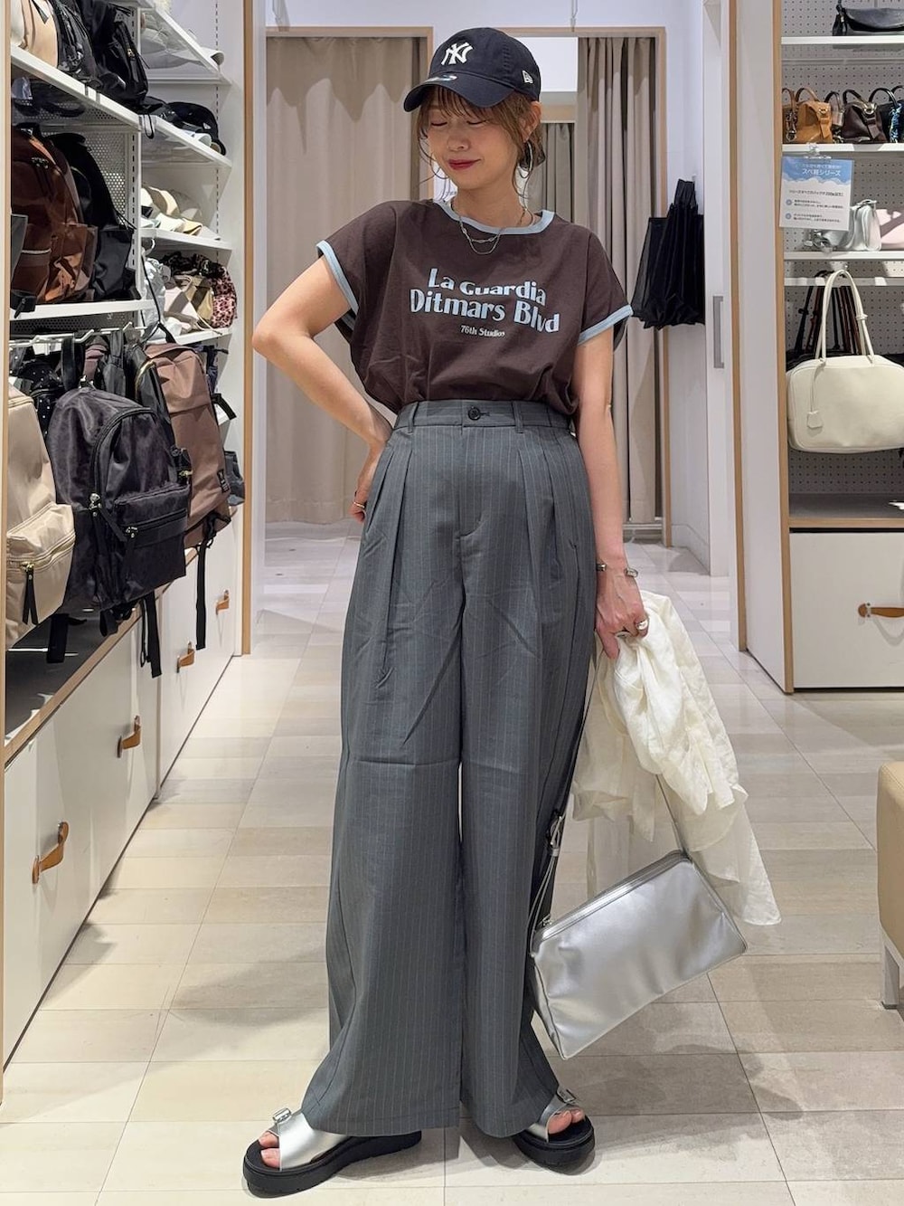 ブラック系のサンダル、ブラウン系のTシャツ/カットソー、シルバー系のネックレスを着用したレディースの春コーディネートの4枚目の写真