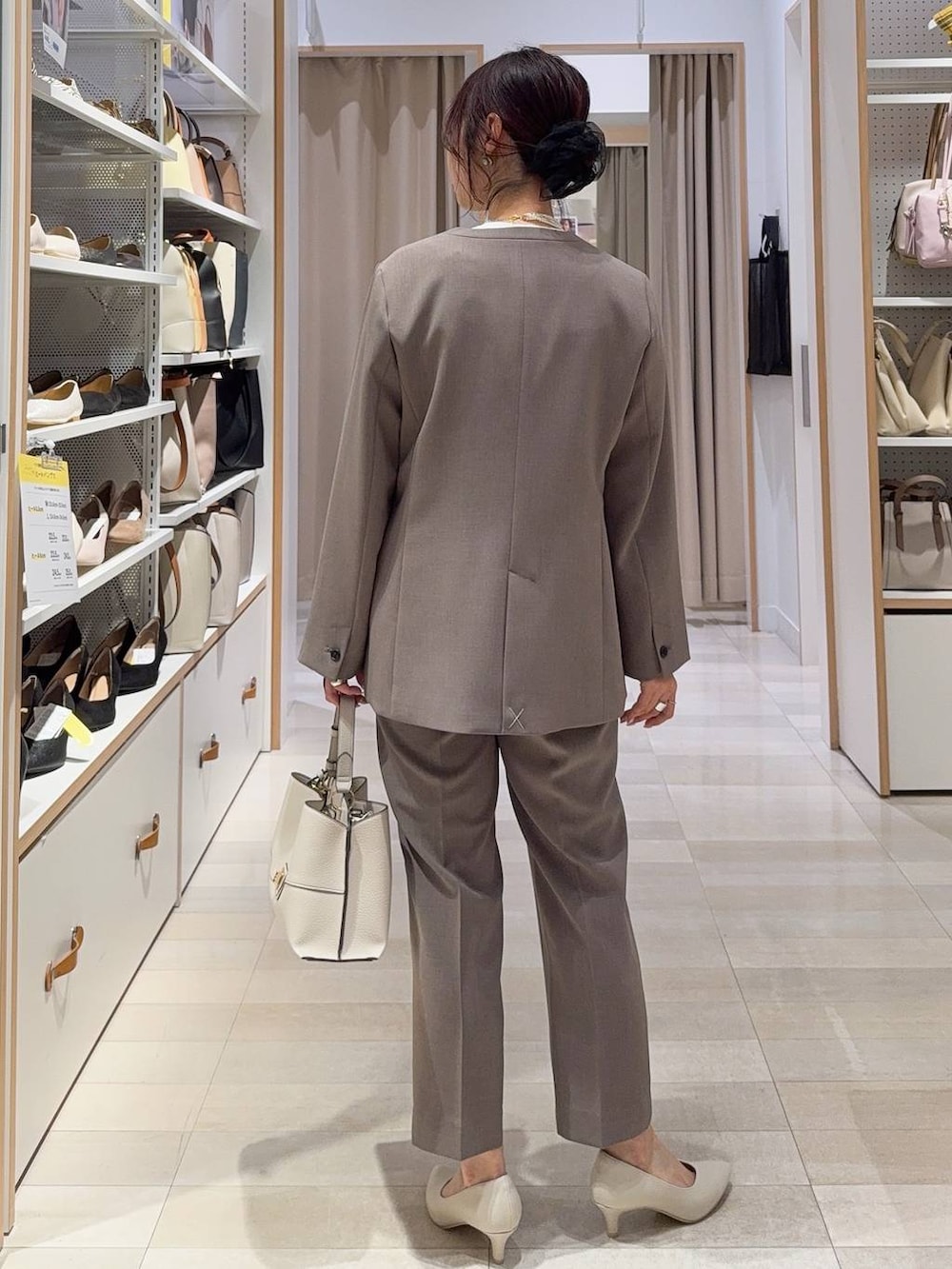 ホワイト系のパンプス、ホワイト系のシャツ/ブラウス、ブラウン系のその他パンツを着用したレディースの冬コーディネートの5枚目の写真