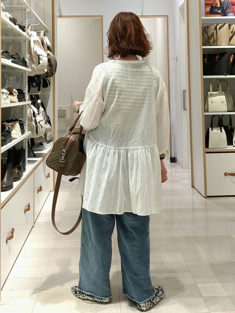 「きれいめ、ベーシック/シンプル、着痩せ・細見え、ママコーデ、体型カバー、カジュアル、GLOBAL WORK」|「LEPSIMのスパンコールパンプス 132004(パンプス、シルバー系)」を使った、せこ子さん(レディース・159cm)の春コーディネートの5枚目の写真