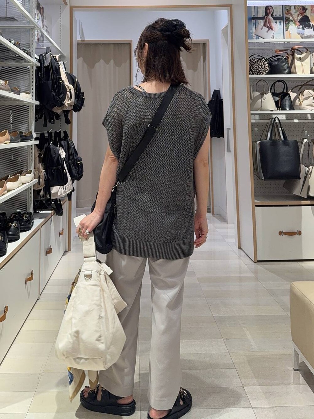 ブラック系のキャミソール、ブラック系のショルダーバッグ、ホワイト系のショルダーバッグを着用したレディースの夏コーディネートの5枚目の写真