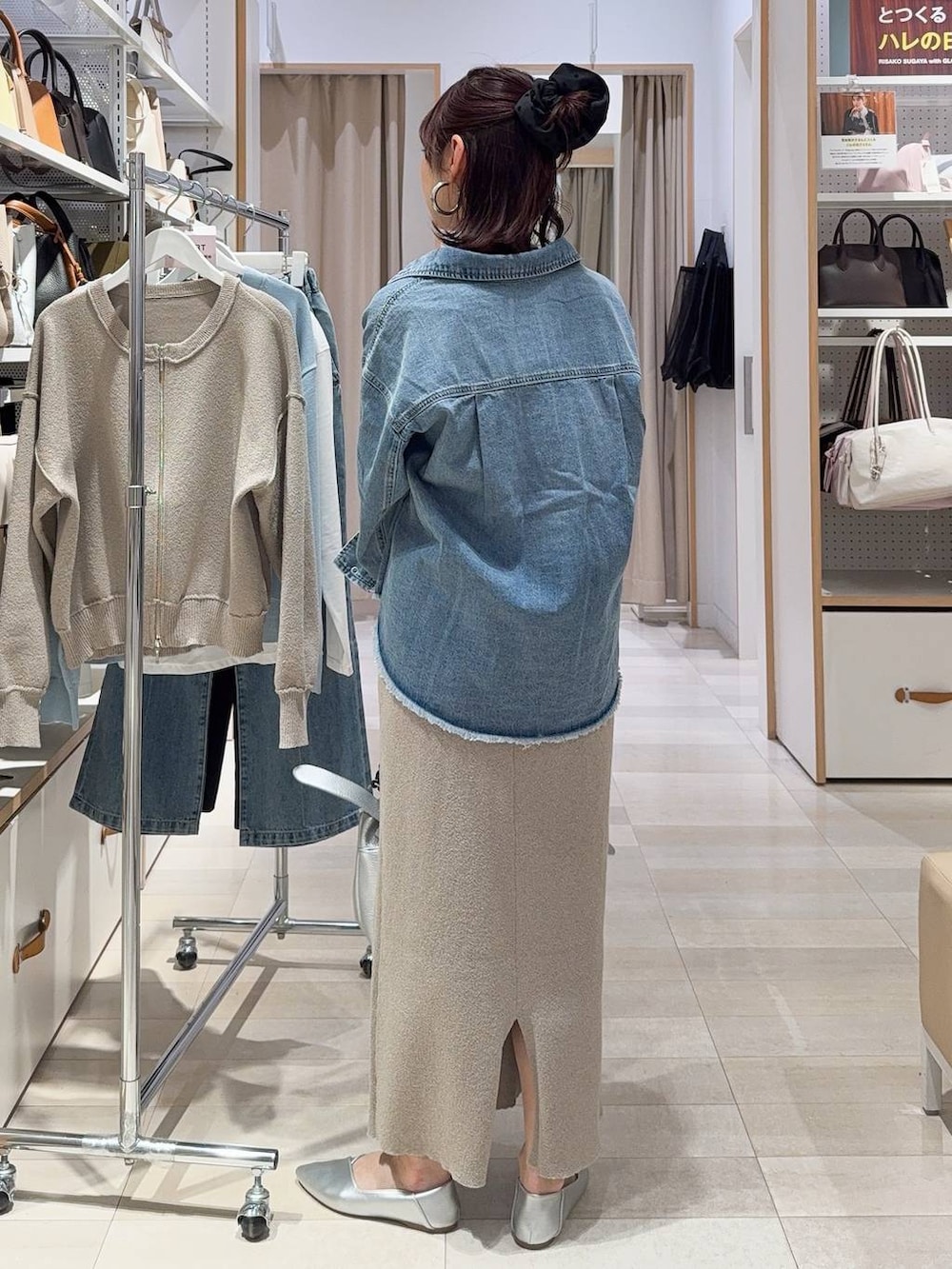 シルバー系のパンプス、ベージュ系のワンピース、ブルー系のシャツ/ブラウスを着用したレディースの春コーディネートの10枚目の写真