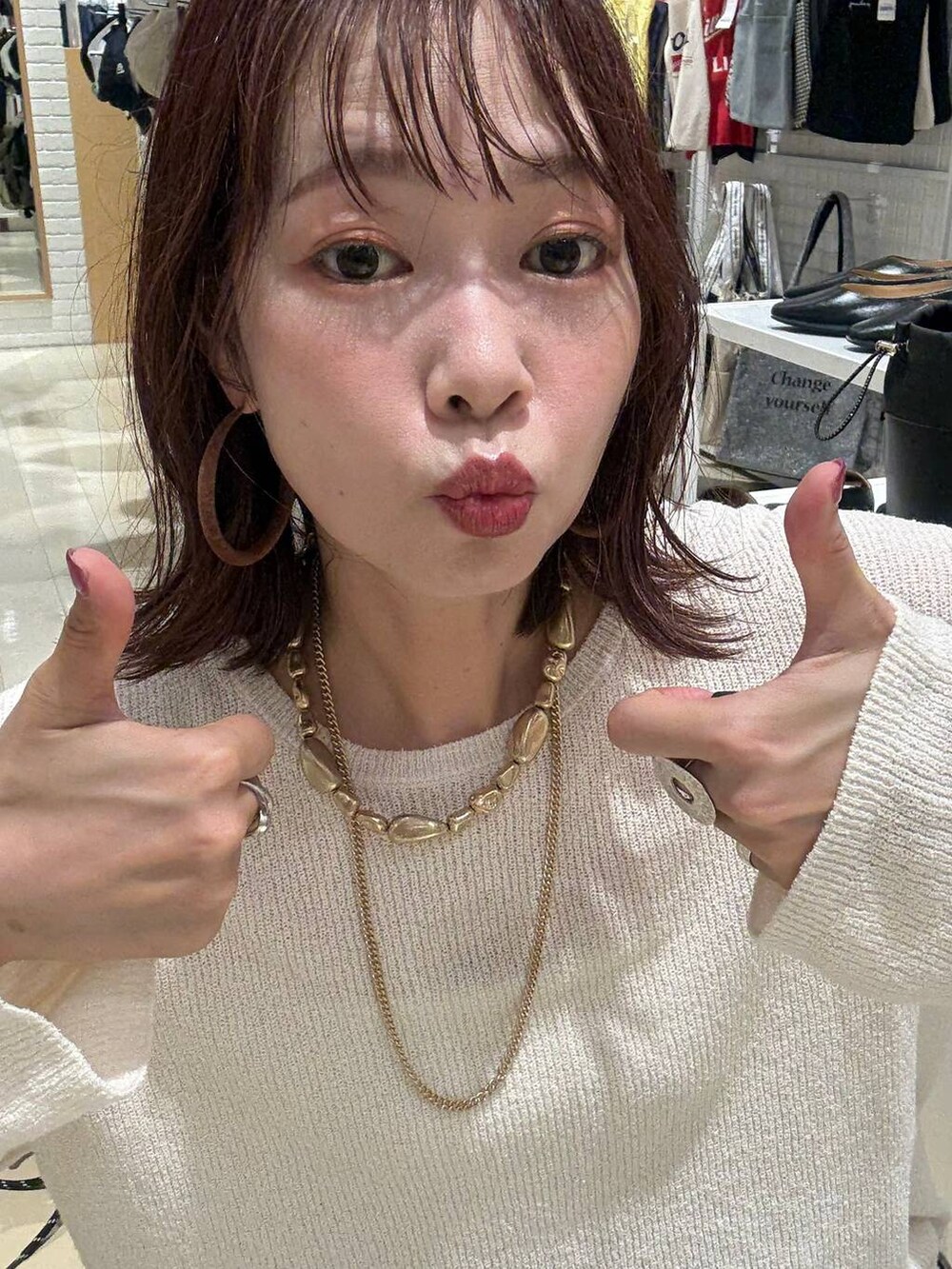 ホワイト系のキャミソール、ブルー系のデニムパンツ、ブラック系のボストンバッグを着用したレディースの秋コーディネートの2枚目の写真