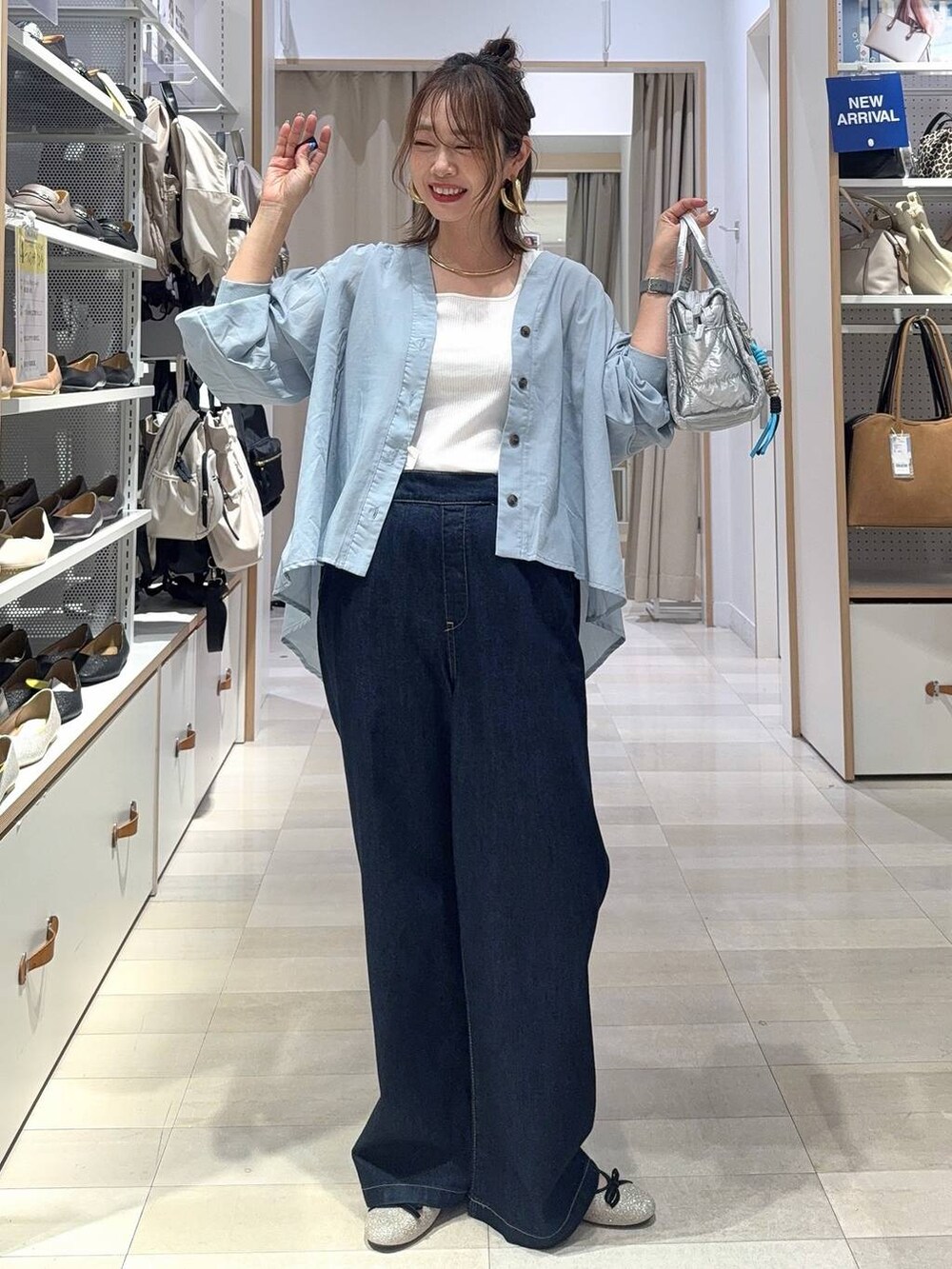 ブラック系のパンプス、グレー系のその他パンツ、ブルー系のシャツ/ブラウスを着用したレディースの秋コーディネートの2枚目の写真