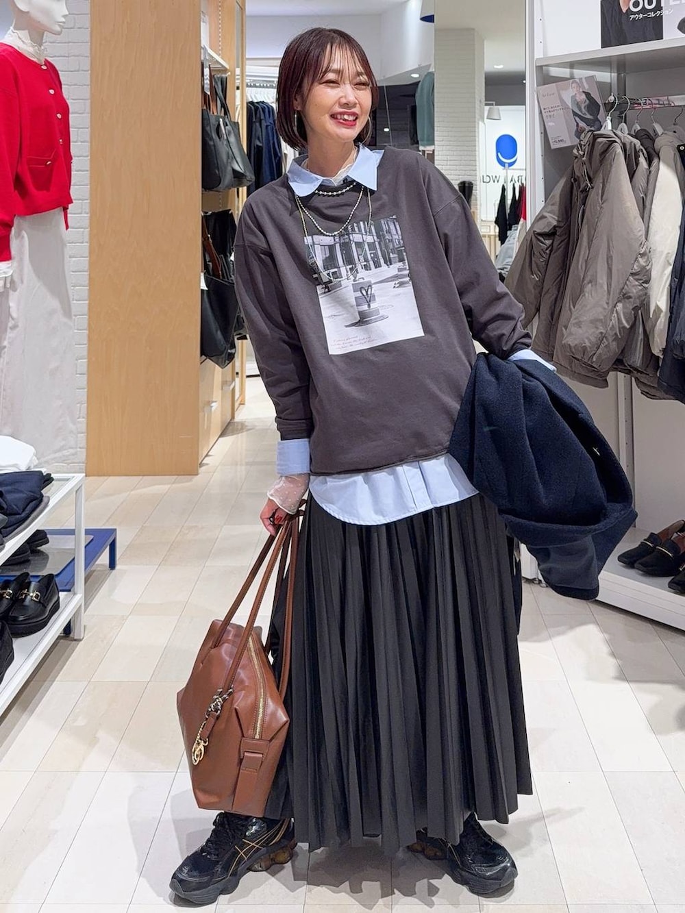 ブルー系のシャツ/ブラウス、グレー系のスウェット、ブラック系のスカートを着用したレディースの秋コーディネートの5枚目の写真