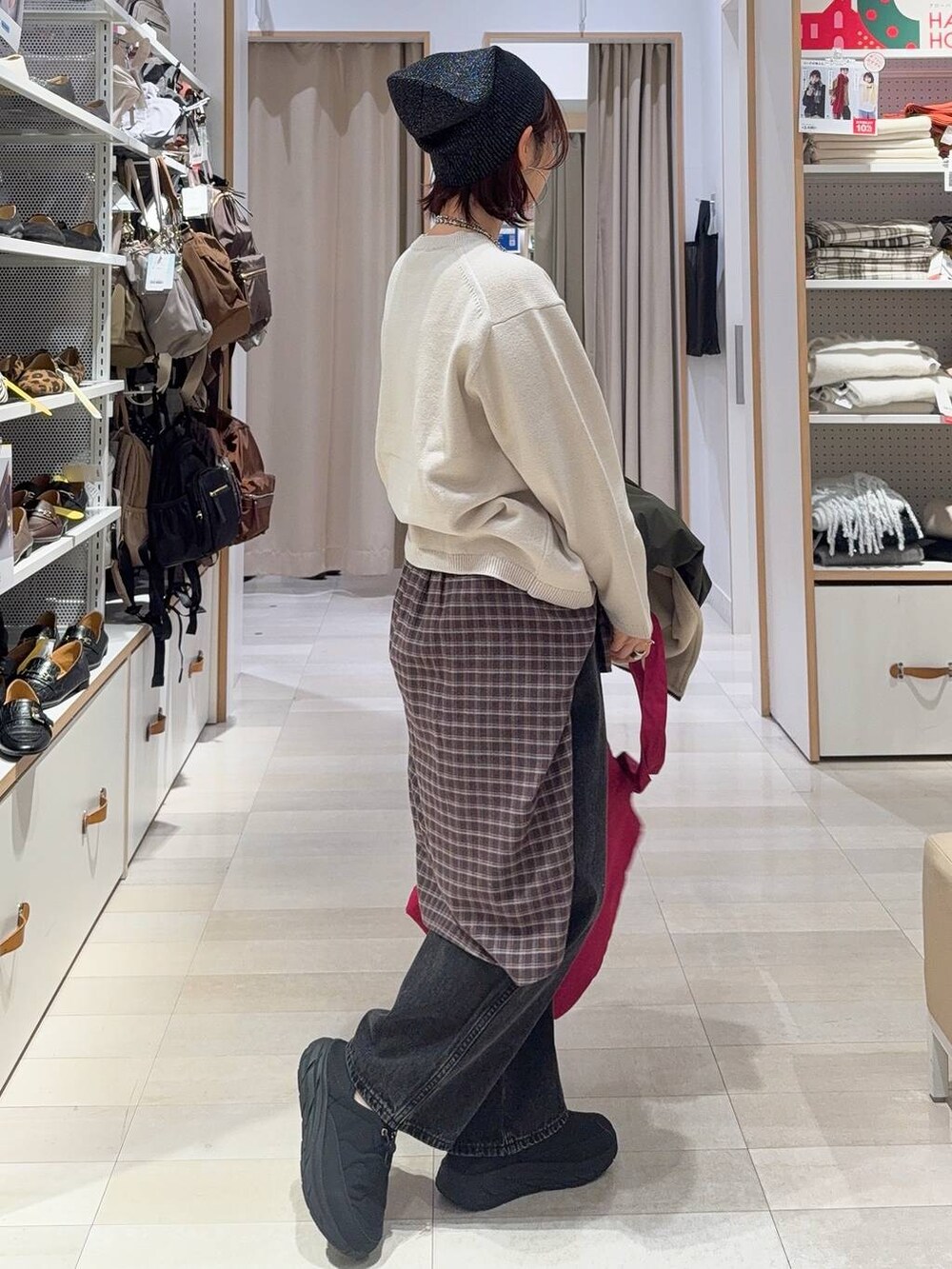 ブラック系のデニムパンツ、ブラウン系のシャツ/ブラウス、レッド系のトートバッグを着用したレディースの冬コーディネートの8枚目の写真