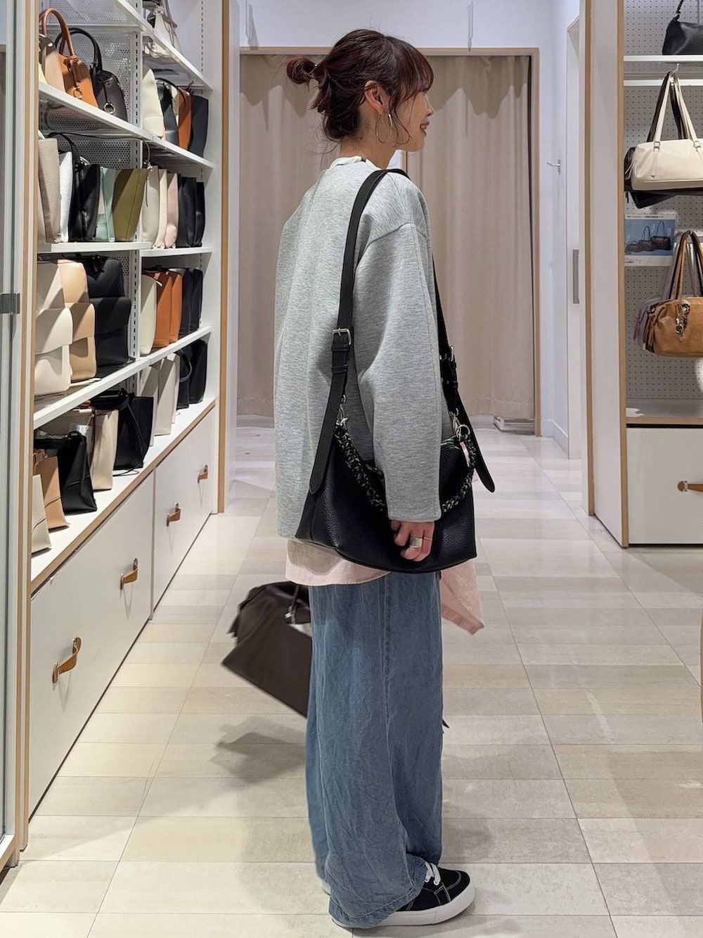 グレー系のブルゾン、ピンク系のシャツ/ブラウス、ブラウン系のボストンバッグを着用したレディースの春コーディネートの6枚目の写真