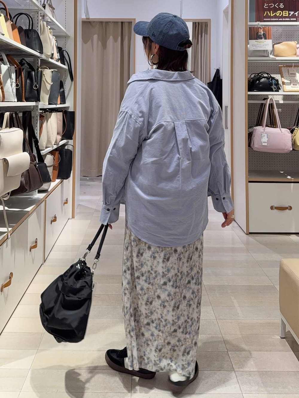 ブラック系のスニーカー、ブラック系のショルダーバッグ、ホワイト系のTシャツ/カットソーを着用したレディースの春コーディネートの6枚目の写真