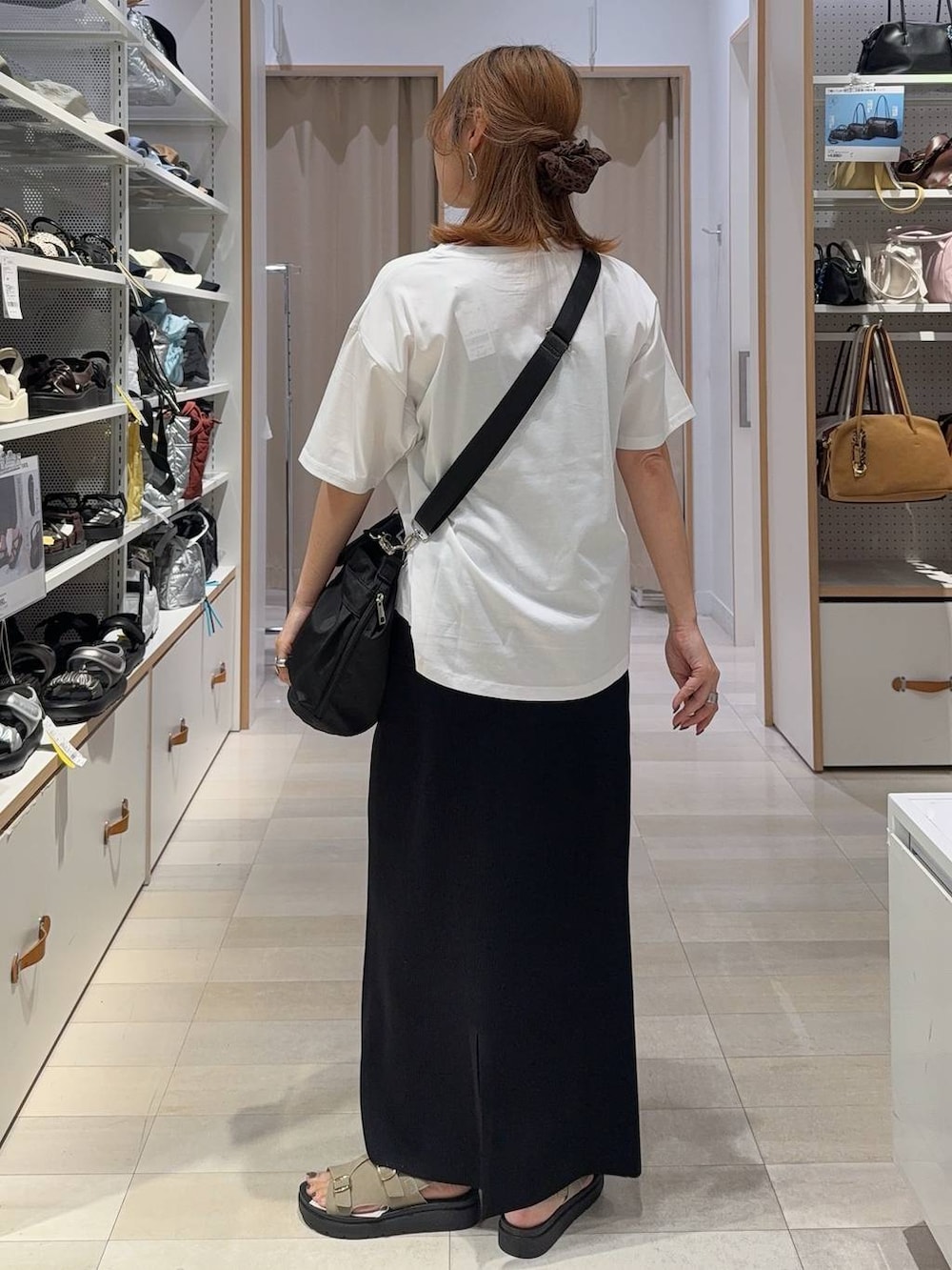 ブラック系のショルダーバッグ、ベージュ系のベスト、ホワイト系のTシャツ/カットソーを着用したレディースの夏コーディネートの8枚目の写真