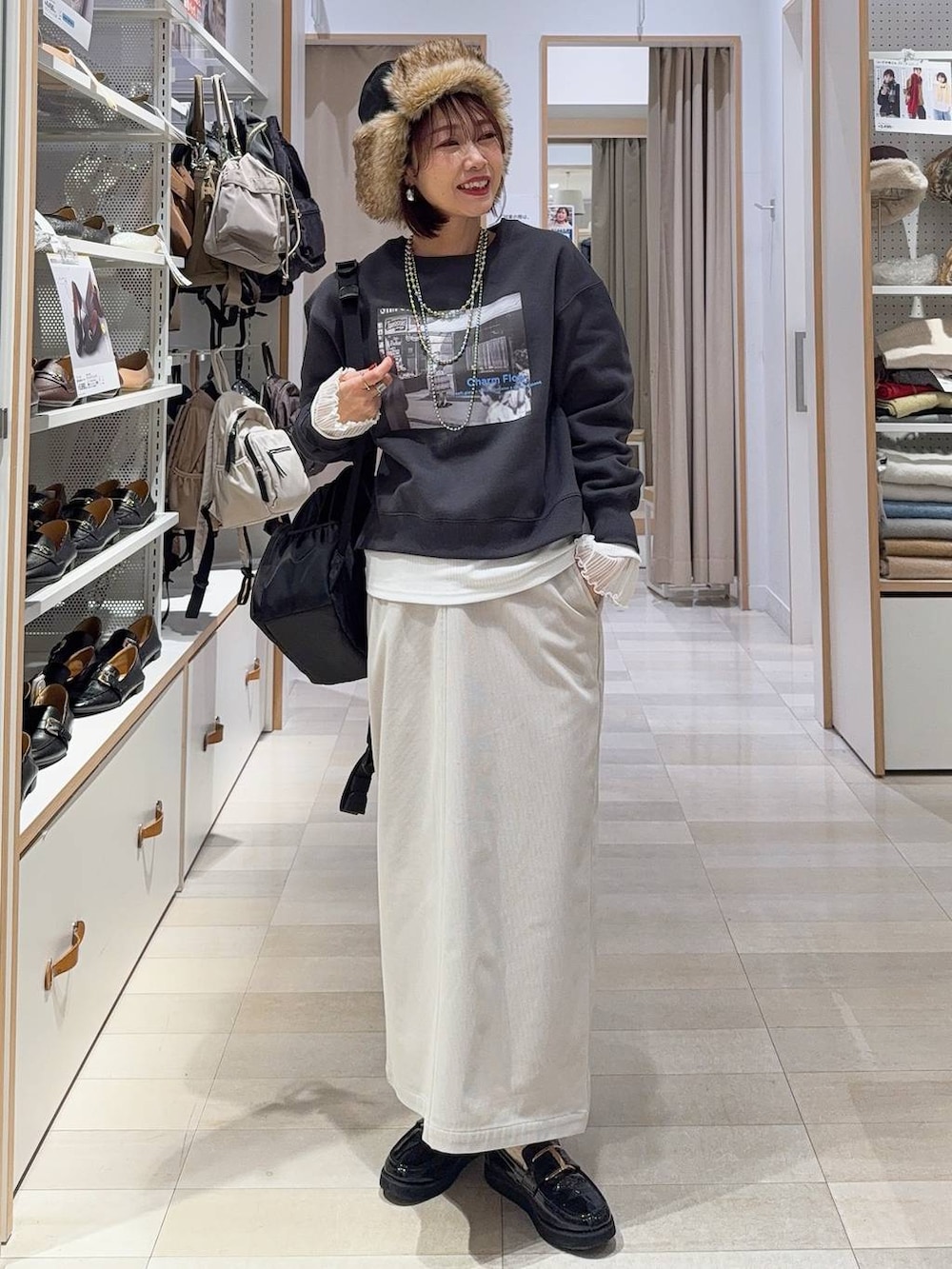 ブラック系のローファー、グレー系のカーディガン/ボレロ、ホワイト系のTシャツ/カットソーを着用したレディースの冬コーディネートの2枚目の写真