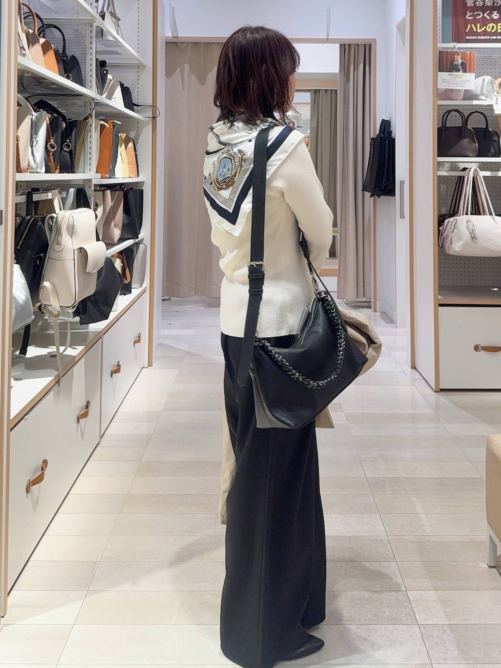 ブラック系のパンプス、ベージュ系のステンカラーコート、ブラック系のその他パンツを着用したレディースの春コーディネートの5枚目の写真