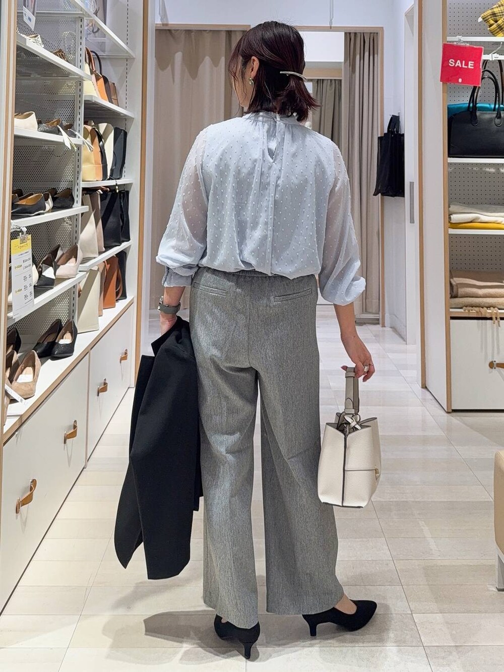 その他のパンプス、ブラック系のテーラードジャケット、ブルー系のシャツ/ブラウスを着用したレディースの冬コーディネートの8枚目の写真