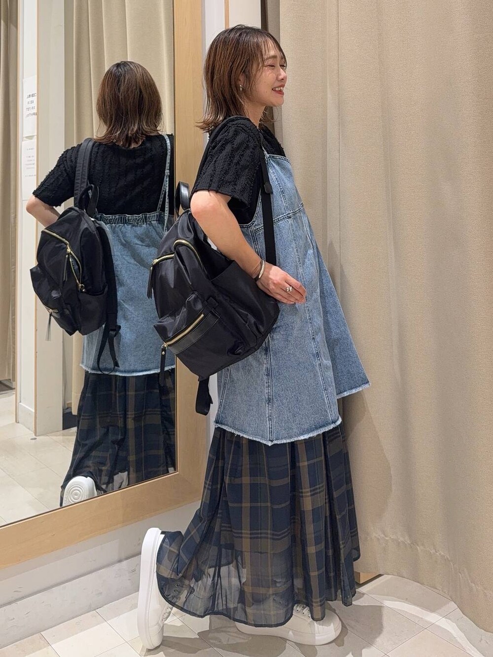 ブラック系のショルダーバッグ、ホワイト系のスニーカー、ブラック系のローファーを着用したレディースの夏コーディネートの6枚目の写真