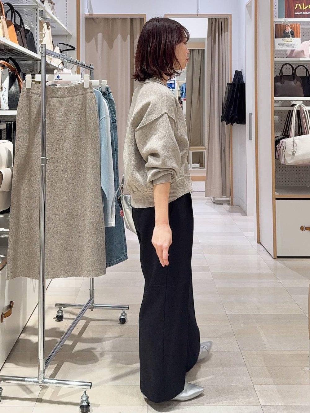 シルバー系のパンプス、ブラック系のキャミソール、ブラック系のその他パンツを着用したレディースの冬コーディネートの9枚目の写真