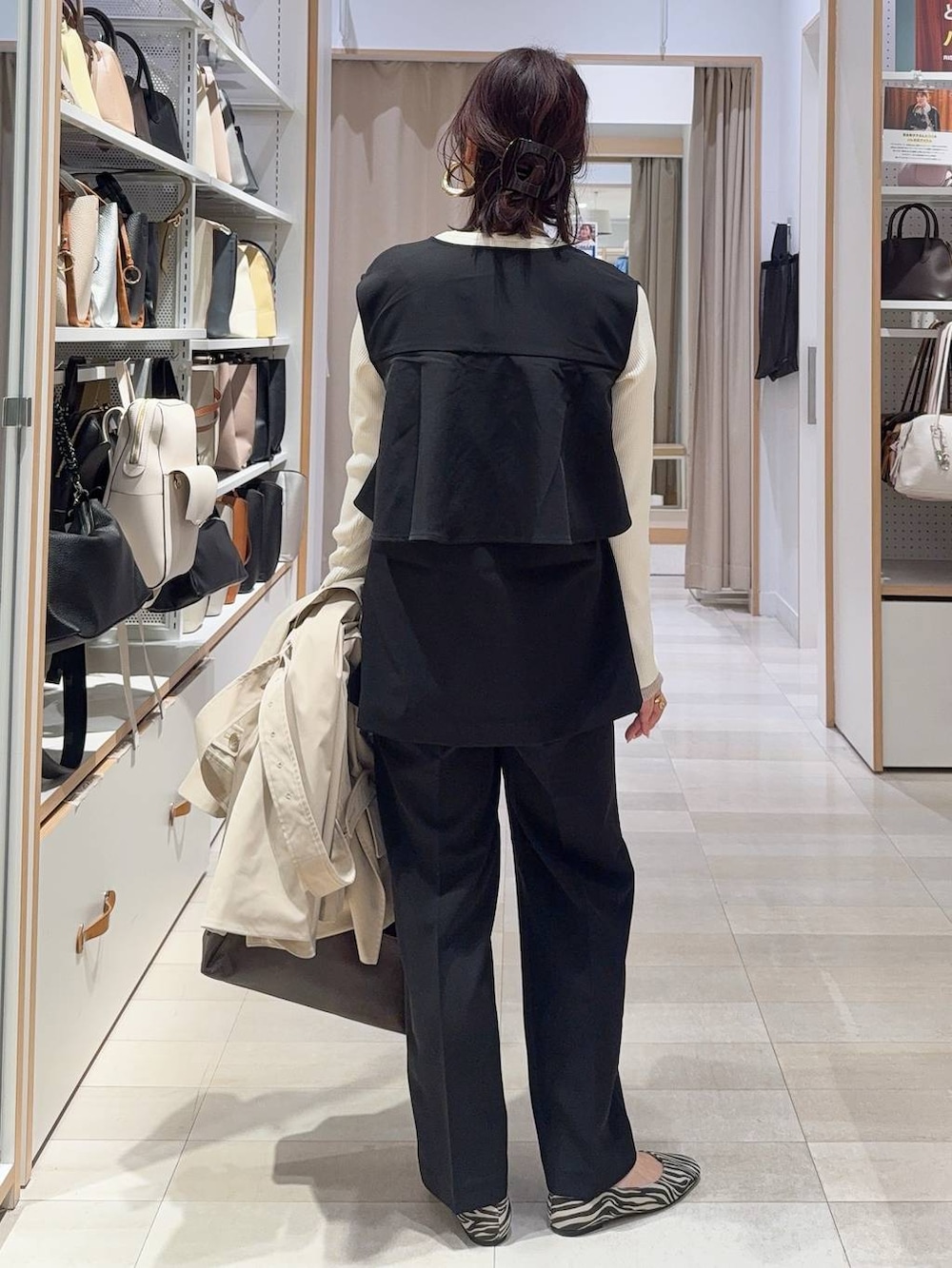 その他のパンプス、ブラック系のセットアップ、ベージュ系のトレンチコートを着用したレディースの冬コーディネートの9枚目の写真