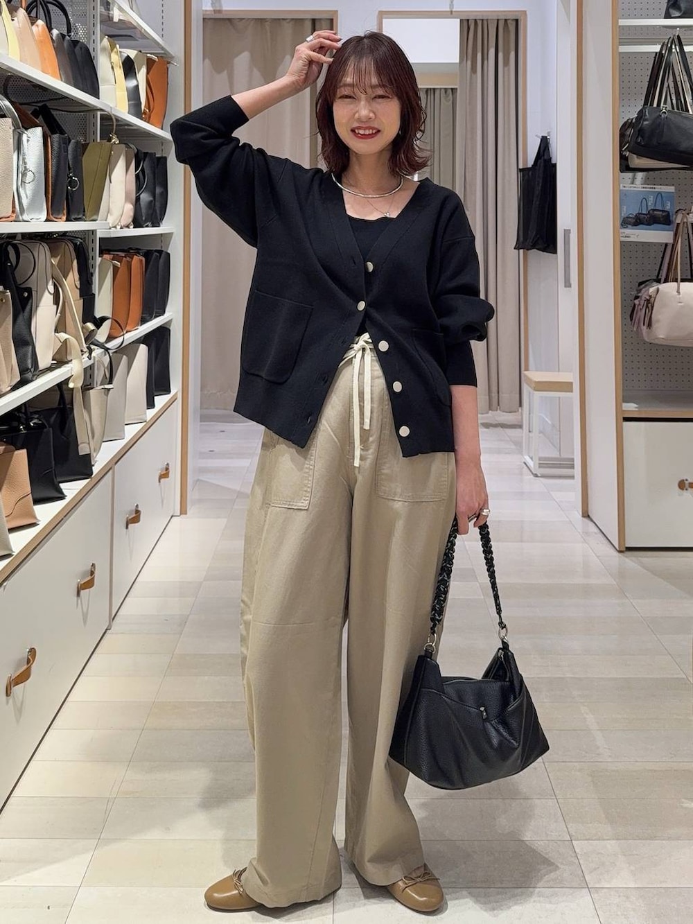 ブラック系のスニーカー、ブラック系のカーディガン/ボレロ、ベージュ系のその他パンツを着用したレディースの春コーディネートの3枚目の写真
