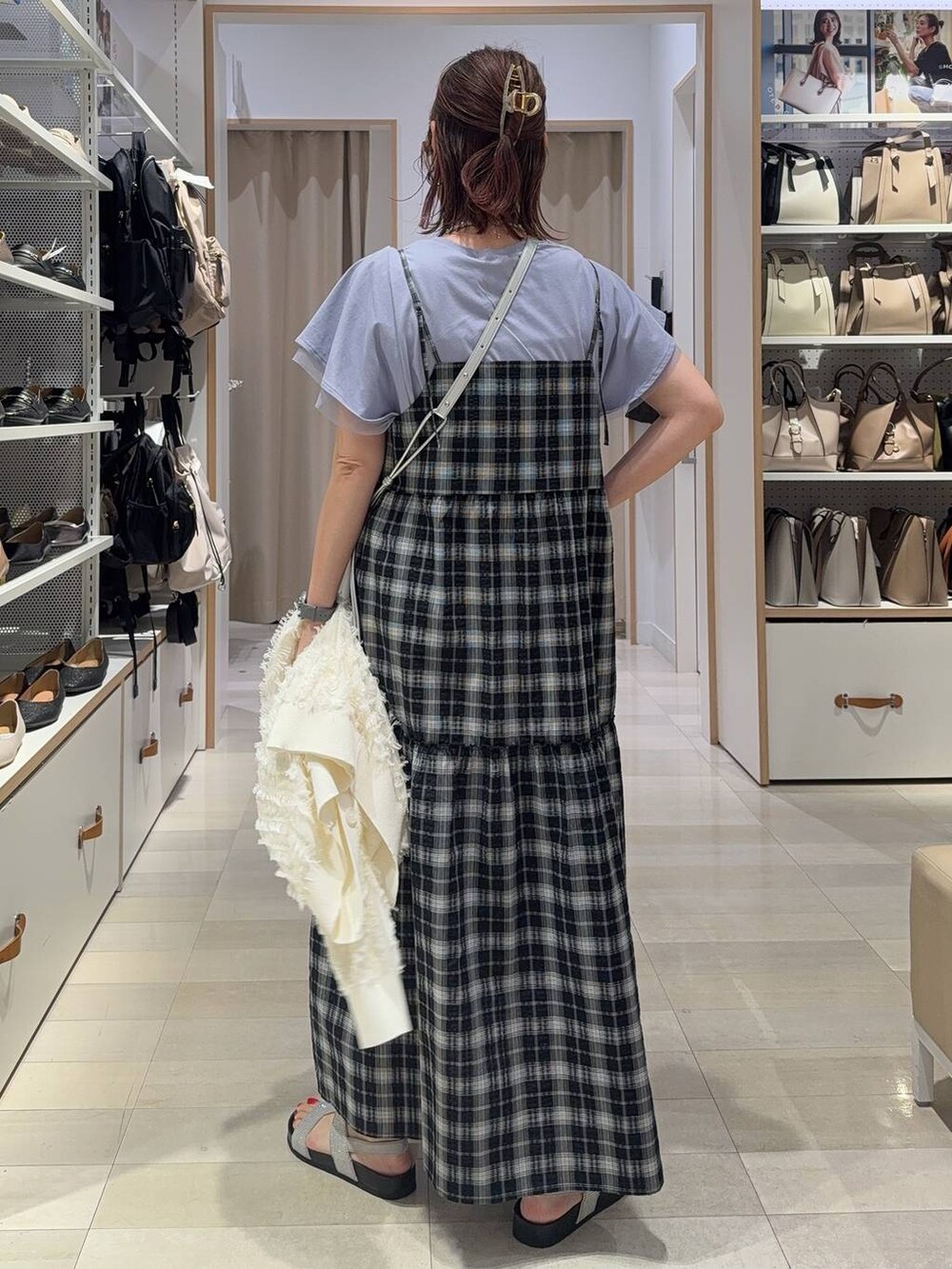 パープル系のTシャツ/カットソー、シルバー系のショルダーバッグ、グレー系のサンダルを着用したレディースの夏コーディネートの7枚目の写真