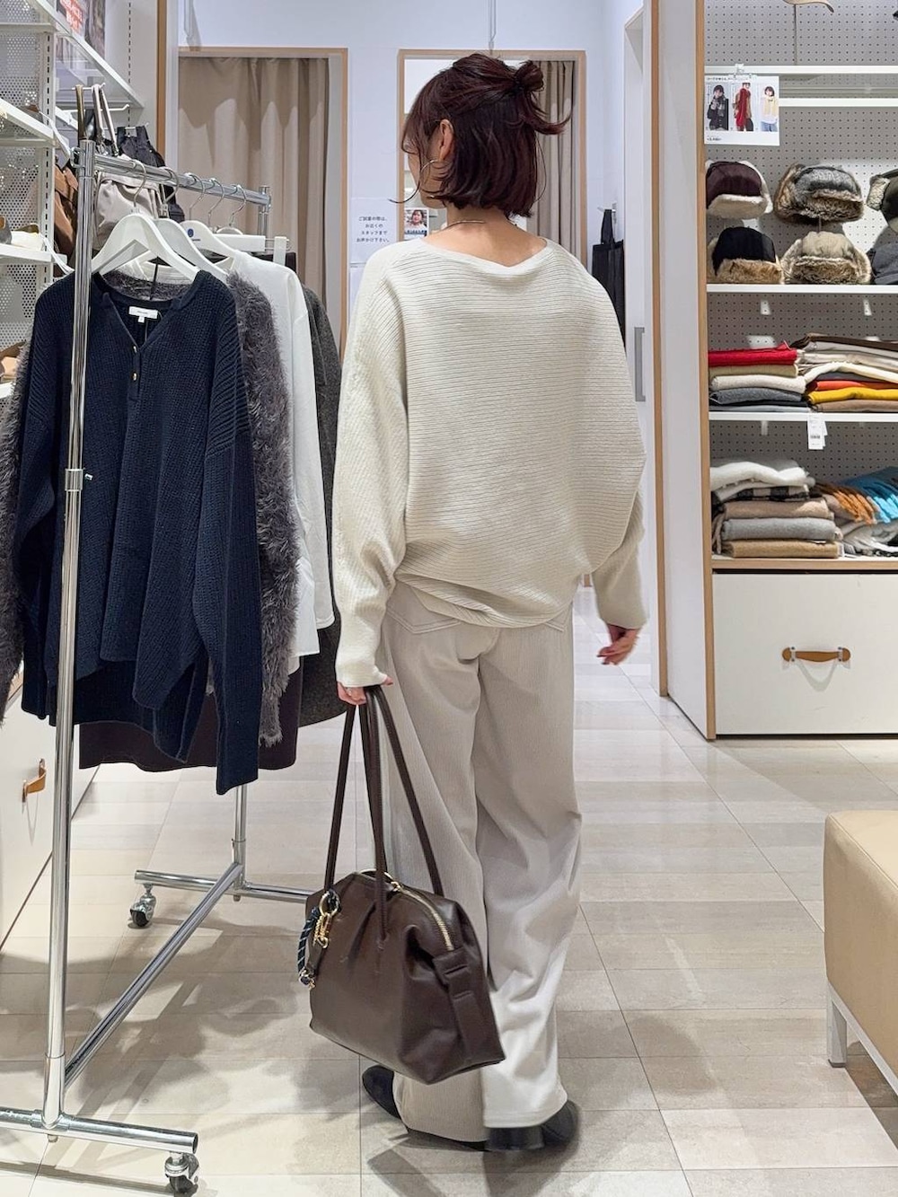 ブラウン系のボストンバッグ、グレー系のその他パンツ、グレー系のワンピースを着用したレディースの秋コーディネートの10枚目の写真