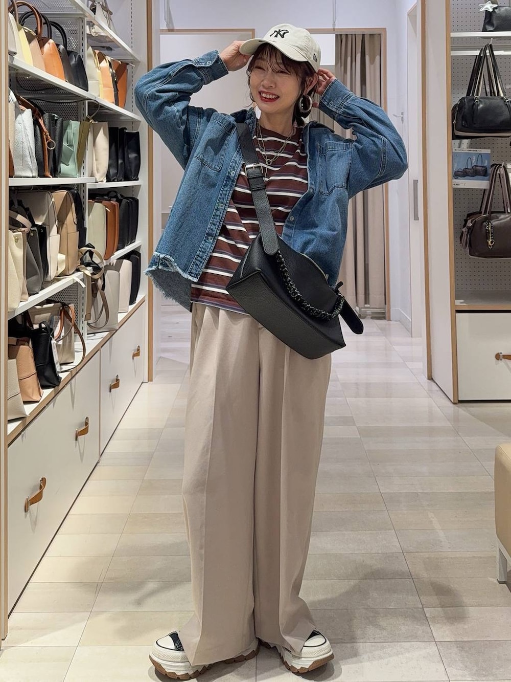 ベージュ系のその他パンツ、ブルー系のシャツ/ブラウス、ブラウン系のTシャツ/カットソーを着用したレディースの春コーディネートの2枚目の写真