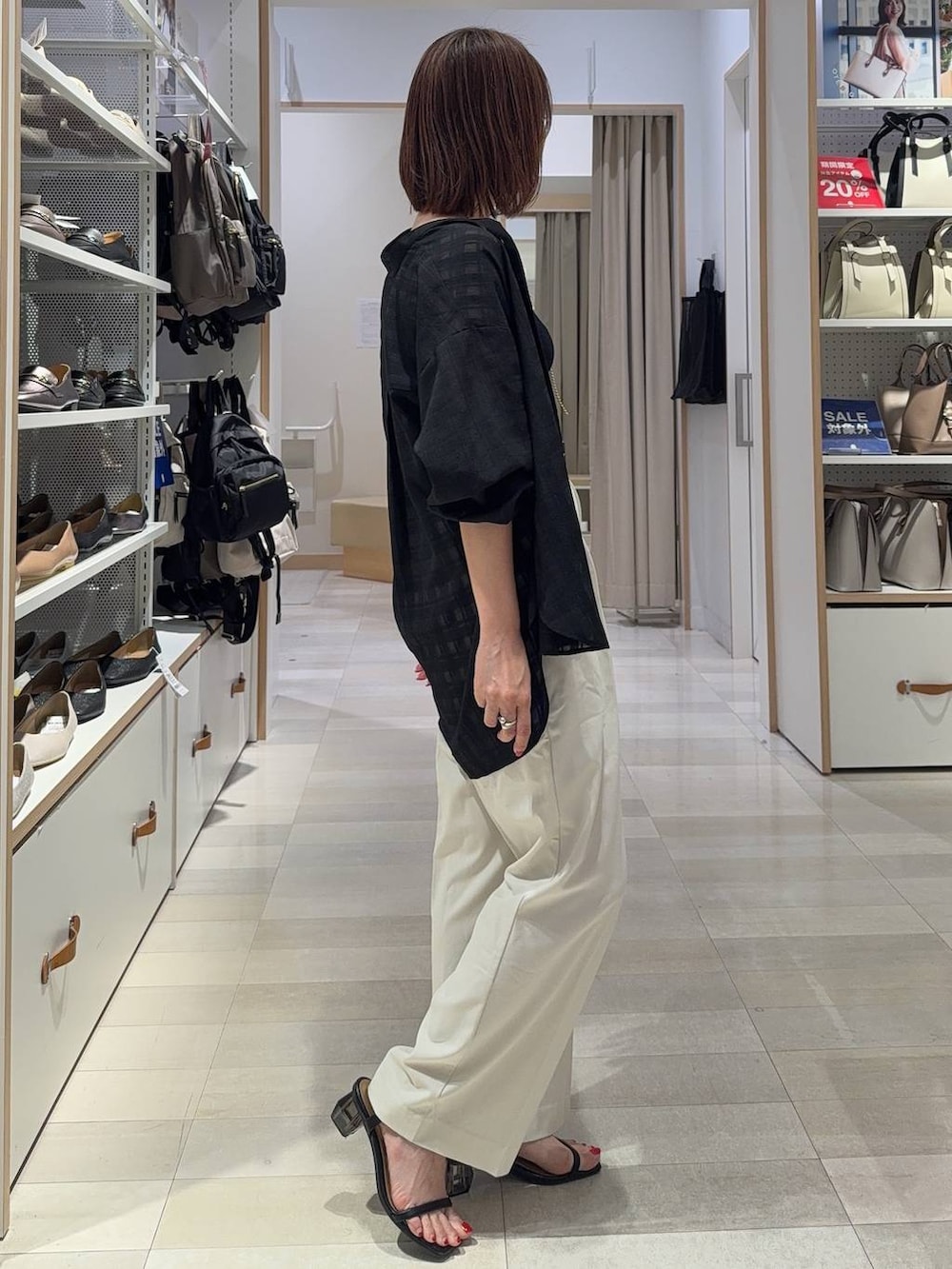 ホワイト系のその他パンツ、ブラック系のタンクトップ、ブラック系のサンダルを着用したレディースの春コーディネートの3枚目の写真