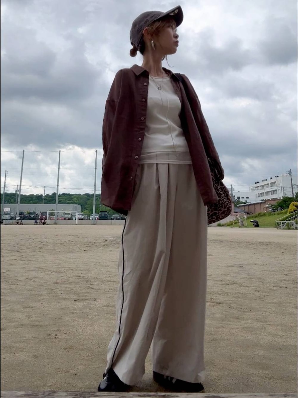 ベージュ系のその他パンツ、ブラウン系のシャツ/ブラウス、ホワイト系のTシャツ/カットソーを着用したレディースの春コーディネートの3枚目の写真