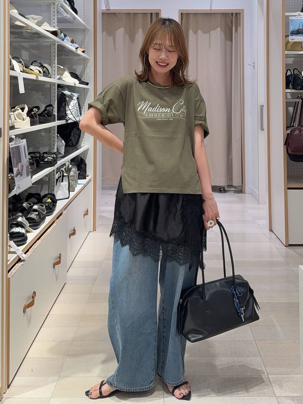 ブラック系のスカート、グリーン系のTシャツ/カットソー、グレー系のキャミソールを着用したレディースの夏コーディネートの3枚目の写真