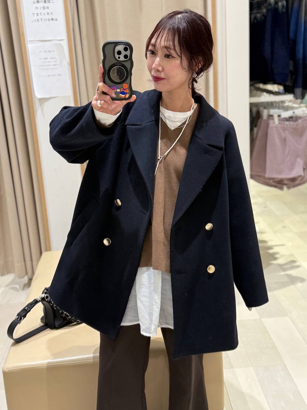 ブルー系のチェスターコート、ホワイト系のTシャツ/カットソー、ブラウン系のその他パンツを着用したレディースの冬コーディネートの2枚目の写真