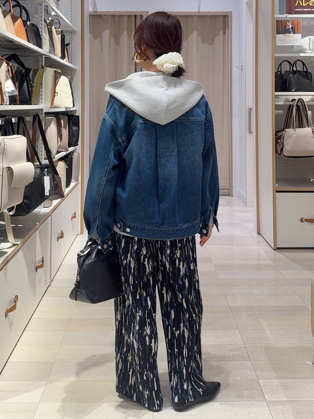 ブラック系のショルダーバッグ、ブラック系のパンプス、グレー系のパーカーを着用したレディースの春コーディネートの8枚目の写真