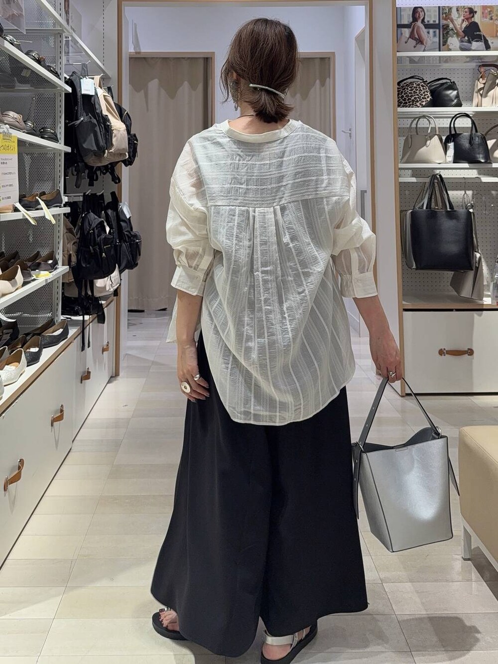 ホワイト系のショルダーバッグ、ホワイト系のシャツ/ブラウス、シルバー系のサンダルを着用したレディースの夏コーディネートの6枚目の写真