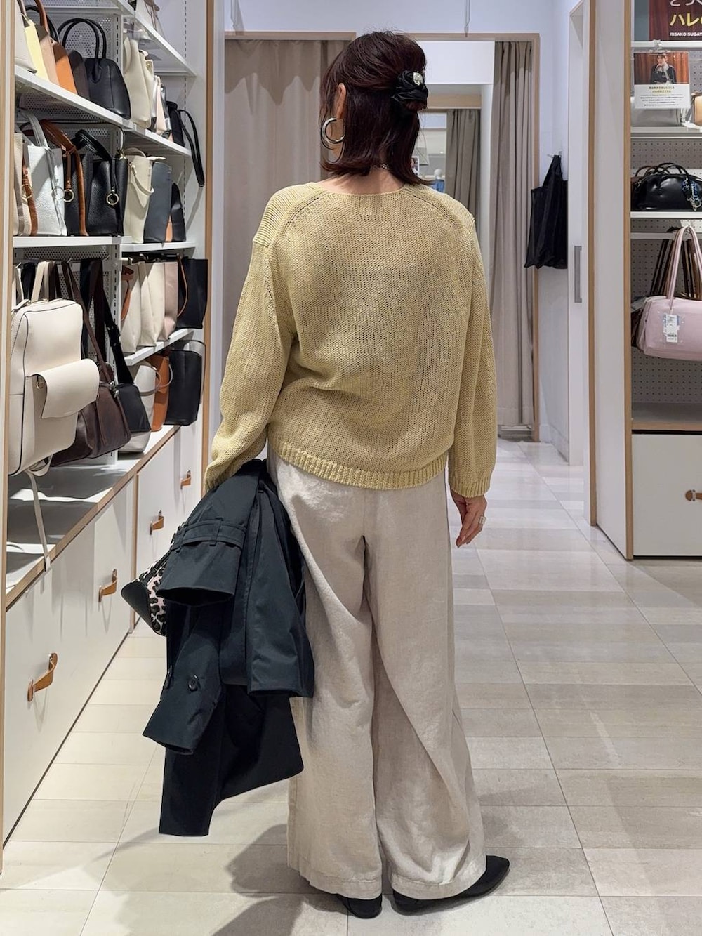 その他のショルダーバッグ、ブラック系のパンプス、ホワイト系のその他パンツを着用したレディースの春コーディネートの9枚目の写真