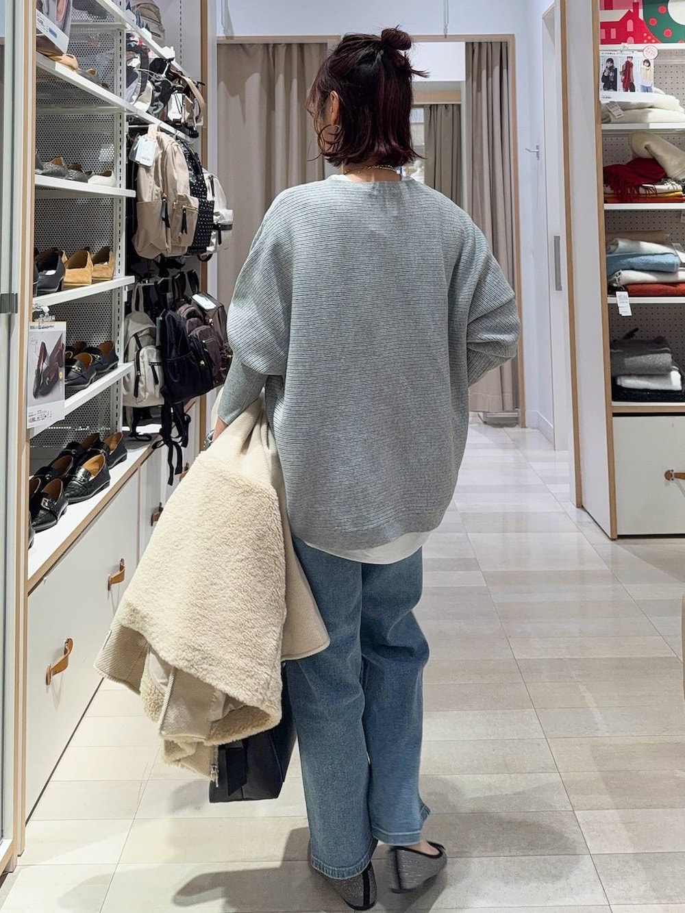 グレー系のバレエシューズ、ブラック系のボストンバッグ、ホワイト系のTシャツ/カットソーを着用したレディースの冬コーディネートの8枚目の写真