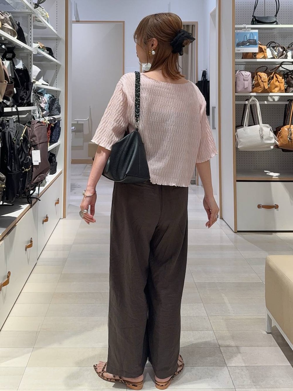その他のサンダル、ブラウン系のその他パンツ、ブラウン系のキャミソールを着用したレディースの春コーディネートの9枚目の写真