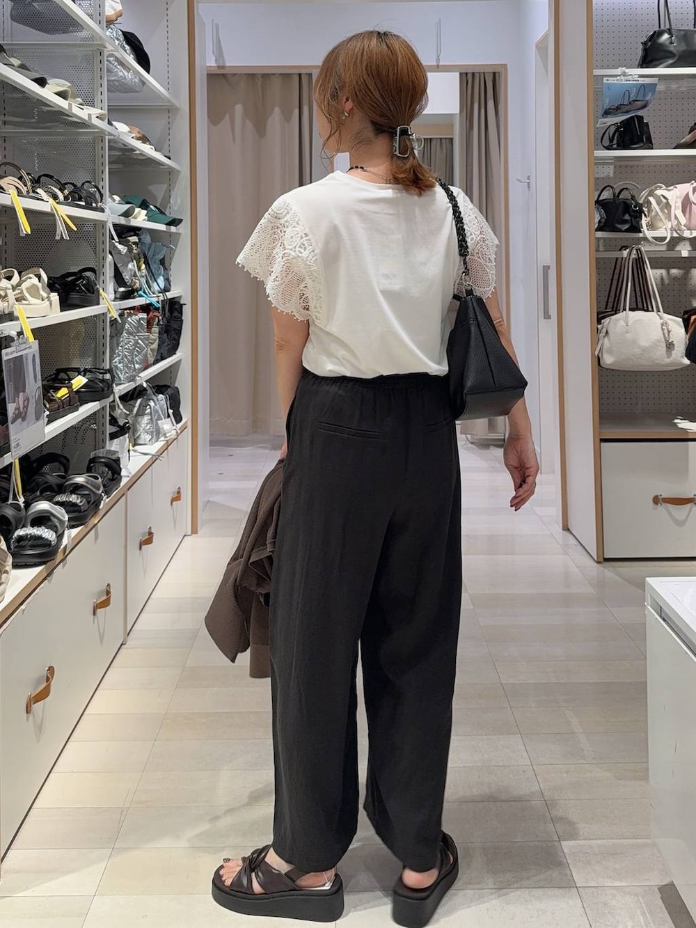 ブラック系のその他パンツ、ブラウン系のカーディガン/ボレロ、ベージュ系のTシャツ/カットソーを着用したレディースの夏コーディネートの8枚目の写真