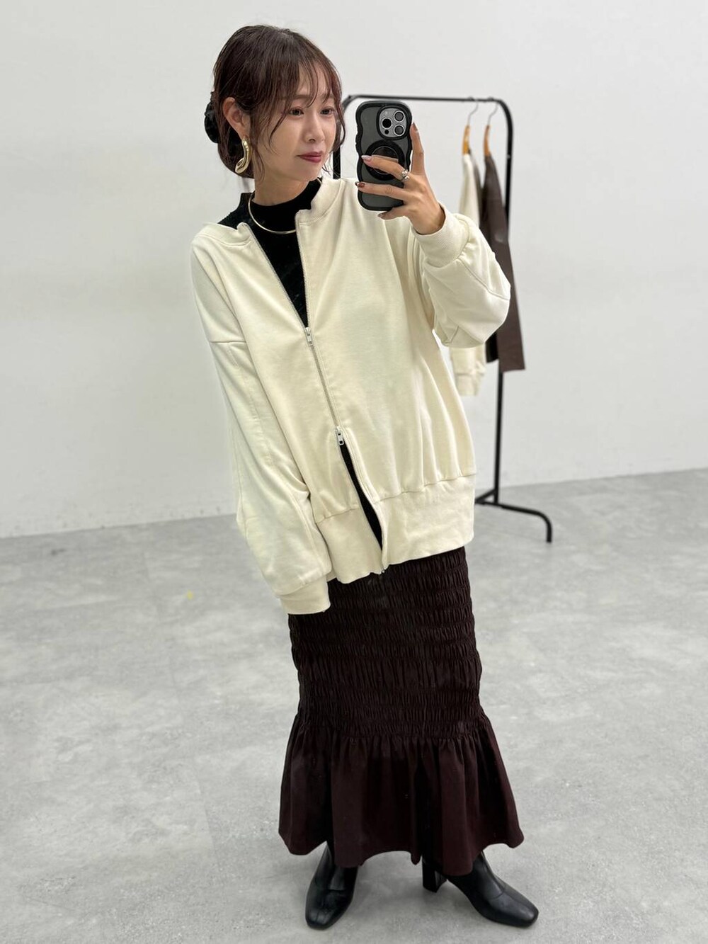 グリーン系のボストンバッグ、ブラック系のキャミソール、ブラック系のシャツ/ブラウスを着用したレディースの秋コーディネートの7枚目の写真