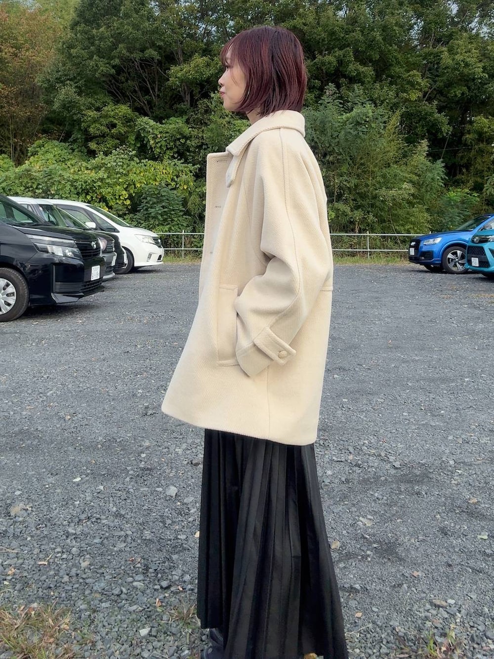 ブルー系のシャツ/ブラウス、グレー系のスウェット、ブラック系のスカートを着用したレディースの秋コーディネートの6枚目の写真