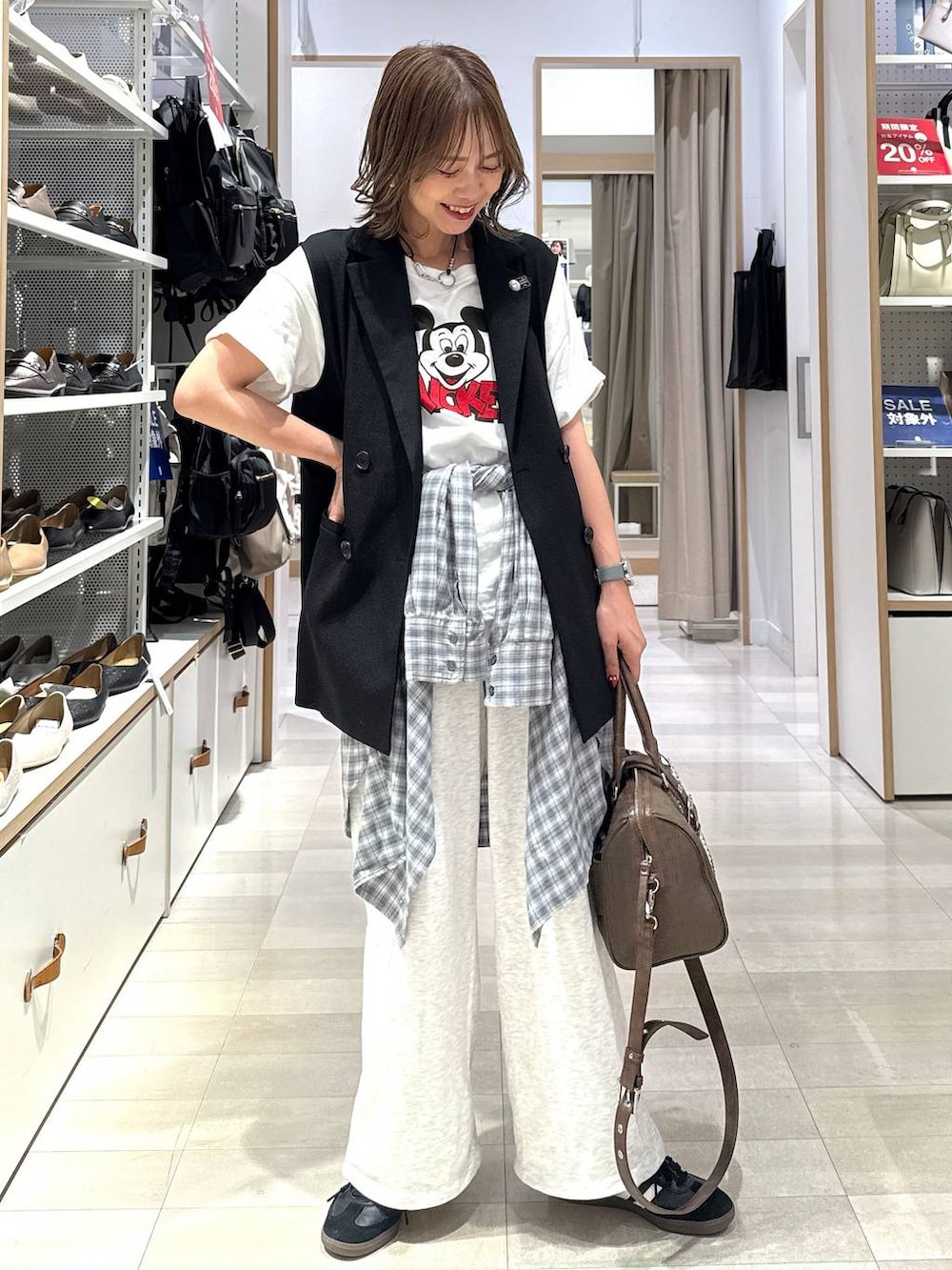 「GLOBAL WORK、きれいめ、ベーシック/シンプル、着痩せ・細見え、ママコーデ、体型カバー、カジュアル」｜「LOWRYS FARMのコードマルチＷＡＹネックレス　137241（ネックレス、その他）」を使った、せこ子さん（レディース・159cm）の春コーディネートの4枚目の写真