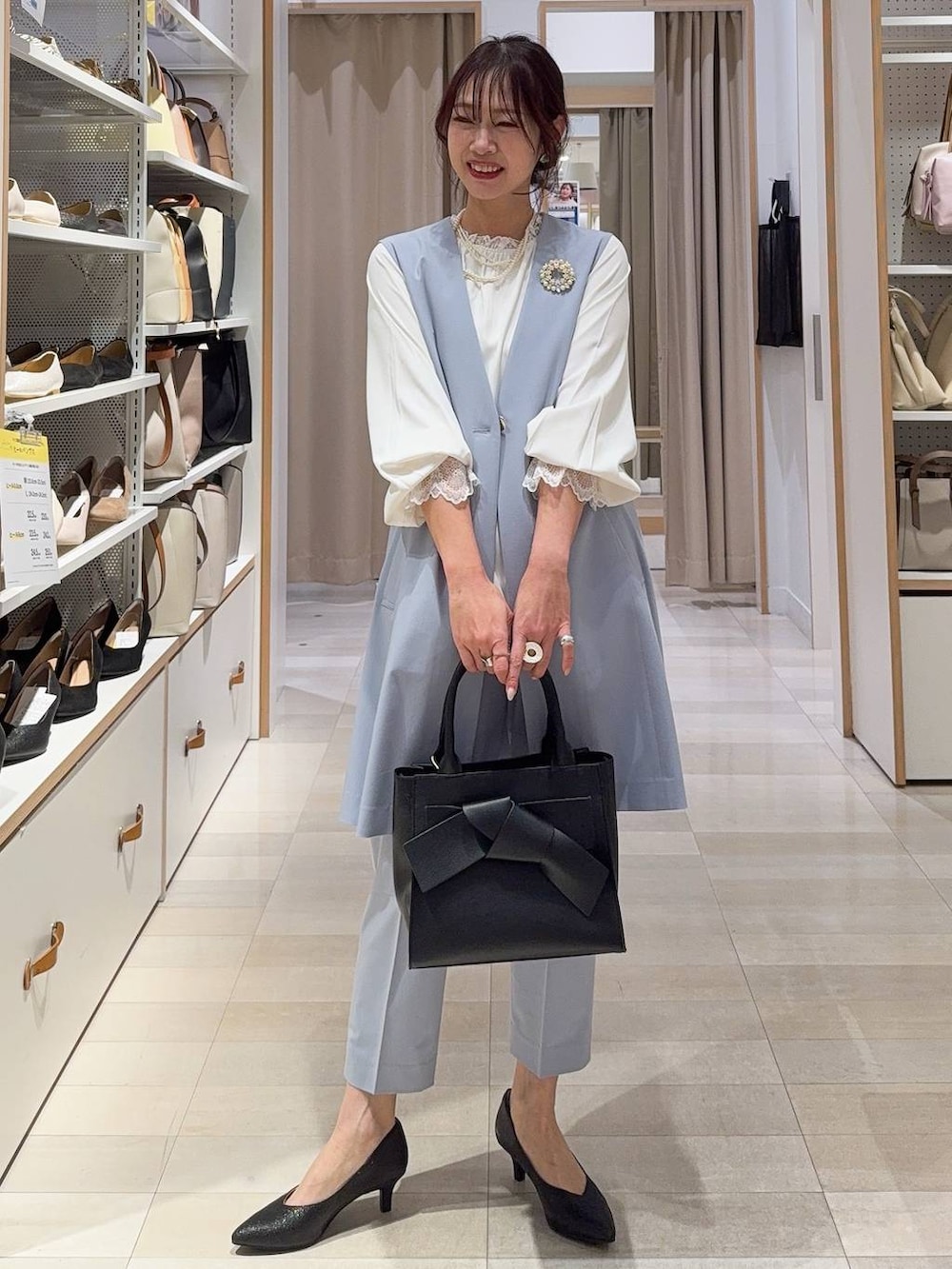 ブラック系のバレエシューズ、ブルー系のスラックス、ブラック系のバックパック/リュックを着用したレディースの冬コーディネートの5枚目の写真