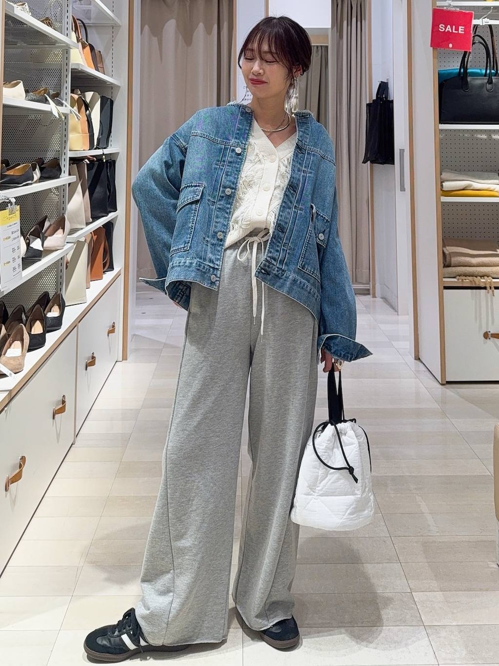 グレー系のスニーカー、ホワイト系のキャミソール、ピンク系のシャツ/ブラウスを着用したレディースの春コーディネートの3枚目の写真