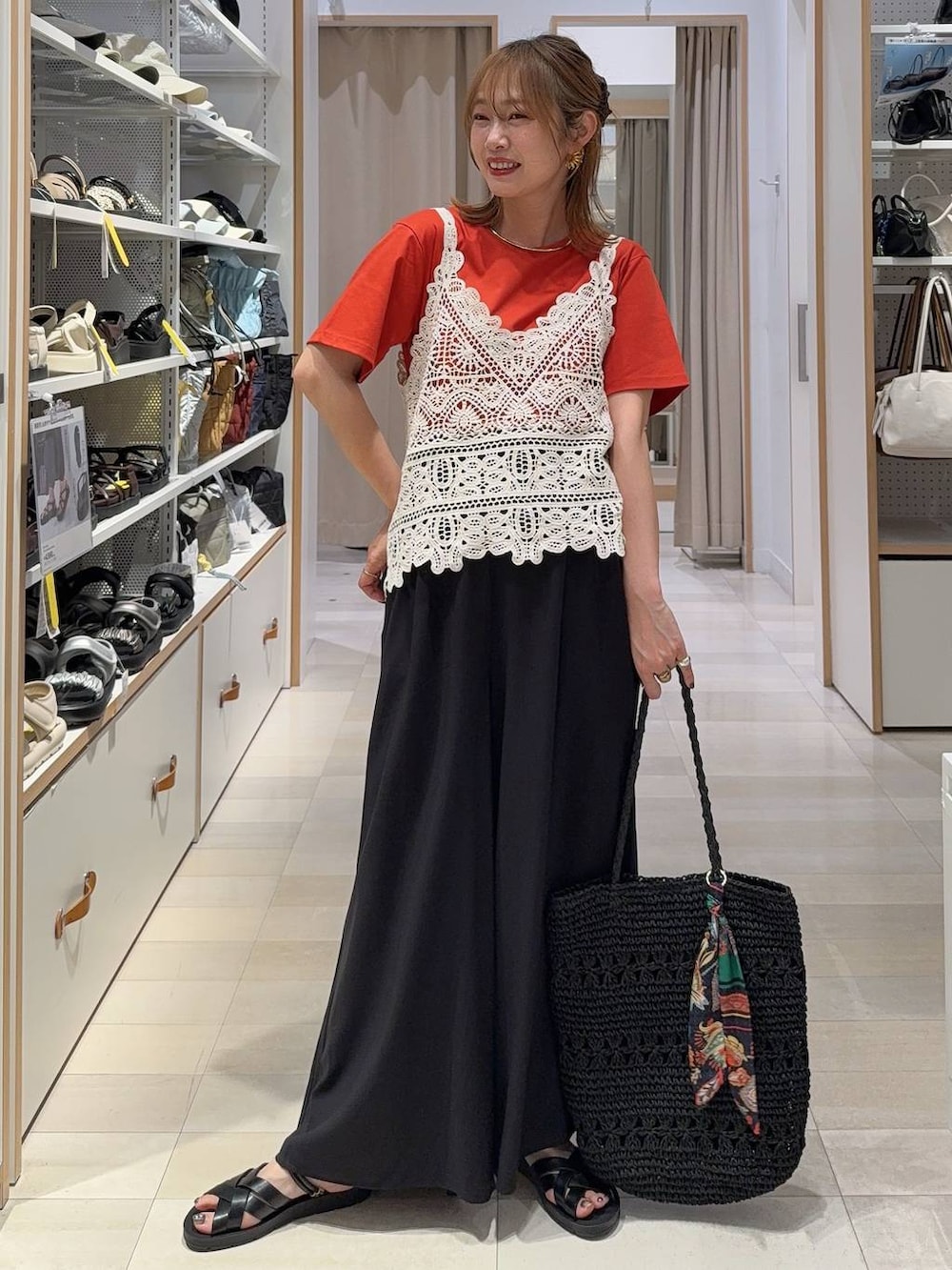 ブルー系のその他パンツ、ホワイト系のTシャツ/カットソー、ブラウン系のサンダルを着用したレディースの夏コーディネートの2枚目の写真
