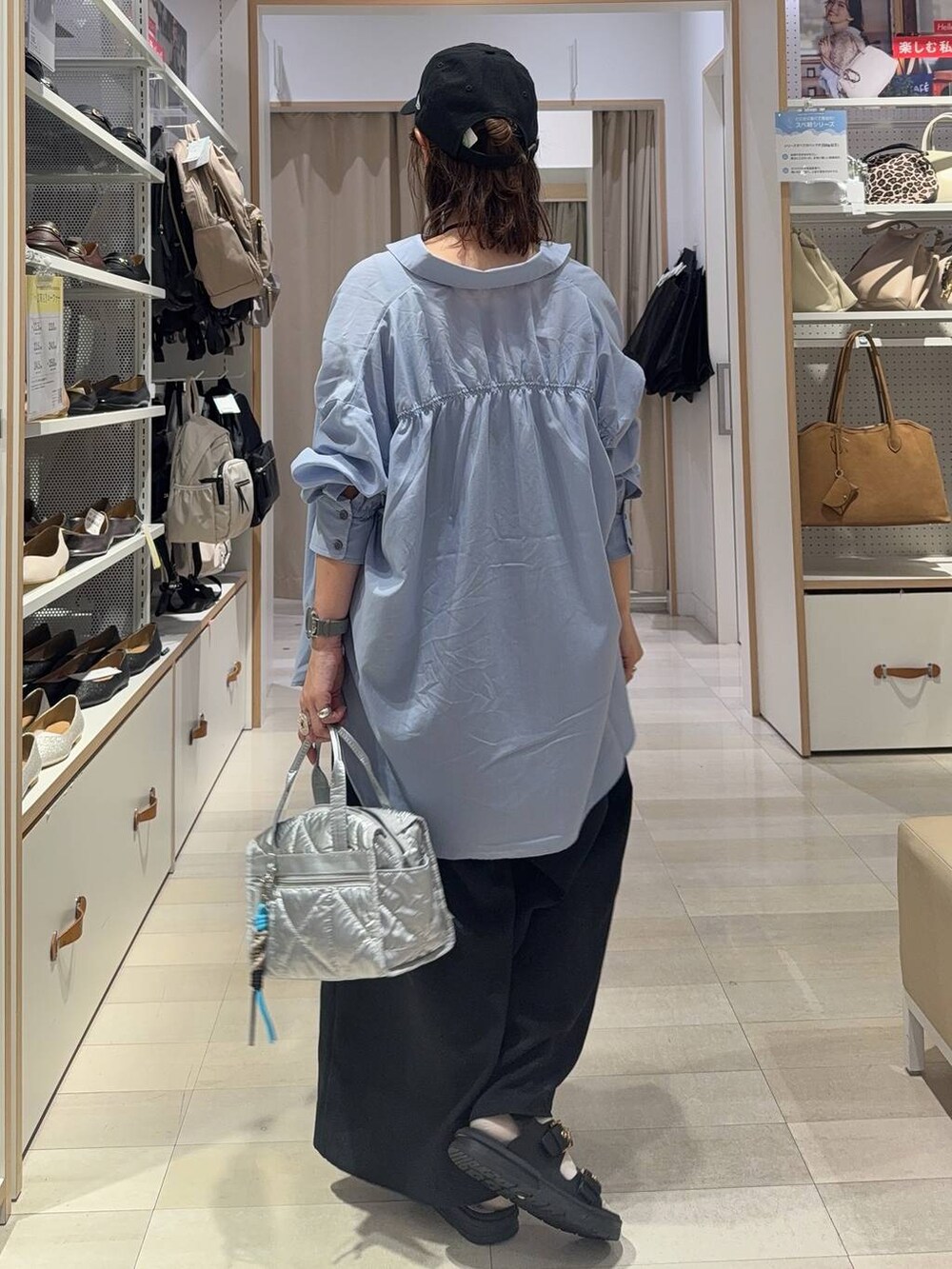 ブラック系のローファー、ブラック系のショルダーバッグ、ホワイト系のキャミソールを着用したレディースの秋コーディネートの6枚目の写真