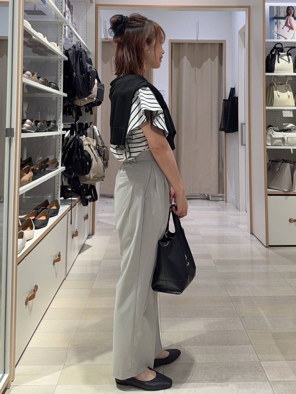 ブラック系のパンプス、ブラック系のショルダーバッグ、グレー系のその他パンツを着用したレディースの夏コーディネートの3枚目の写真