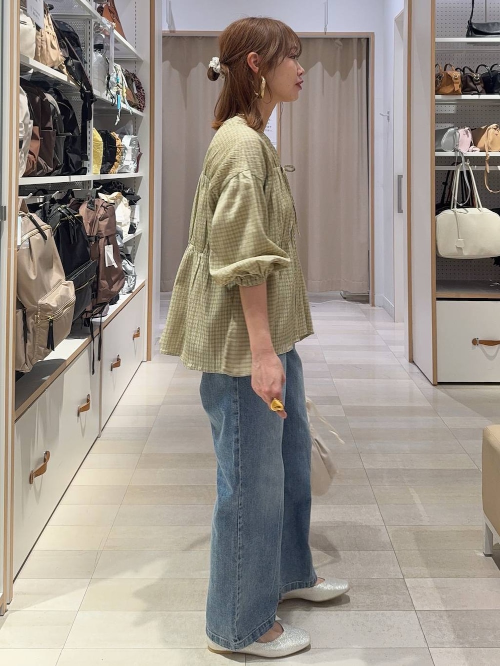 ベージュ系のパンプス、ホワイト系のショルダーバッグ、ホワイト系のキャミソールを着用したレディースの春コーディネートの6枚目の写真
