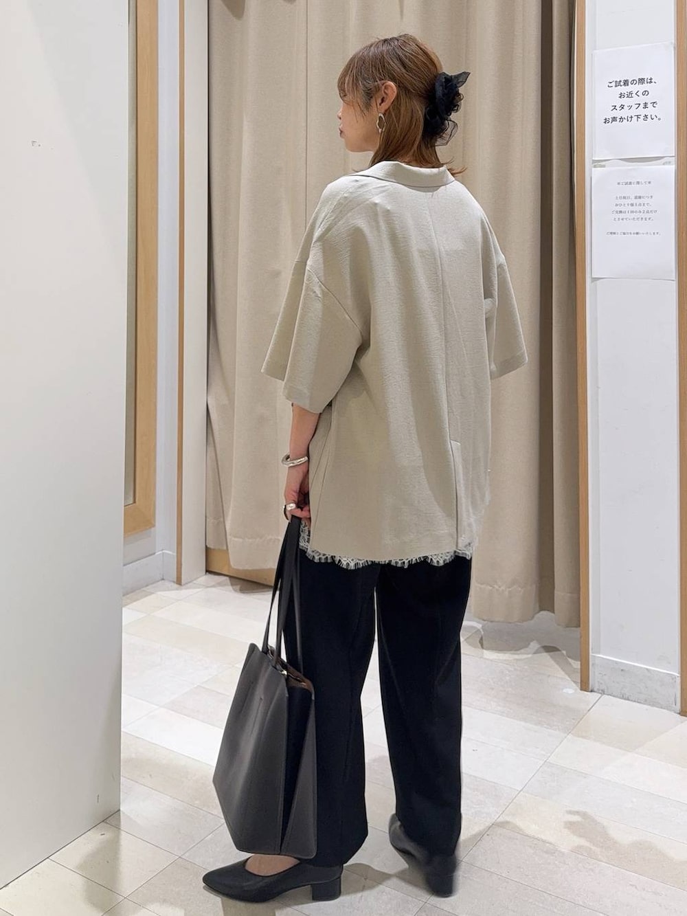 ブラック系のパンプス、ブラック系のトートバッグ、ブラック系のその他パンツを着用したレディースの夏コーディネートの5枚目の写真