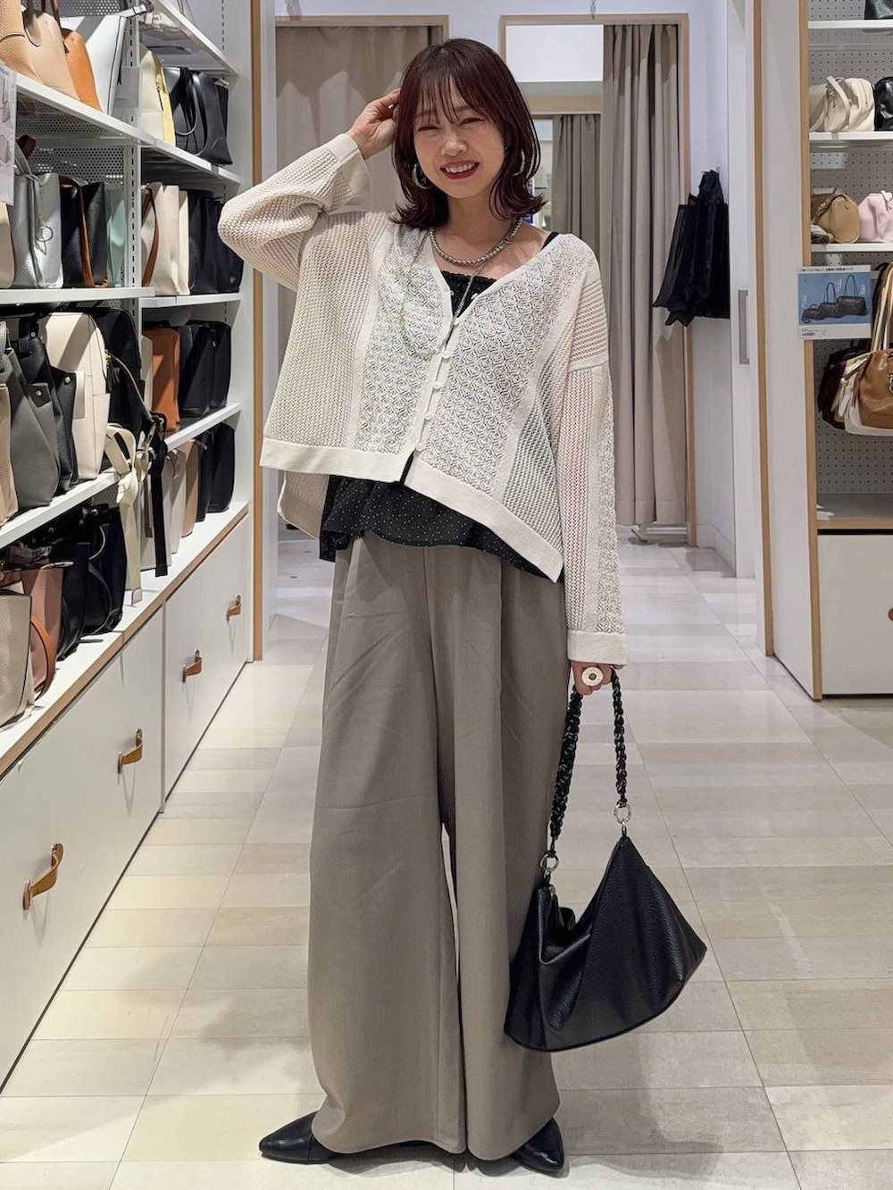 ブラック系のキャミソール、ブラウン系のその他パンツ、ゴールド系のネックレスを着用したレディースの春コーディネートの7枚目の写真