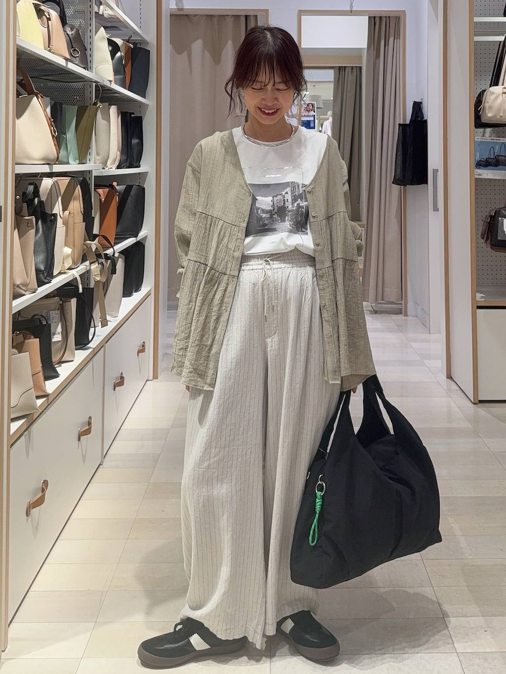 その他のパンプス、ベージュ系のその他パンツ、シルバー系のネックレスを着用したレディースの春コーディネートの7枚目の写真