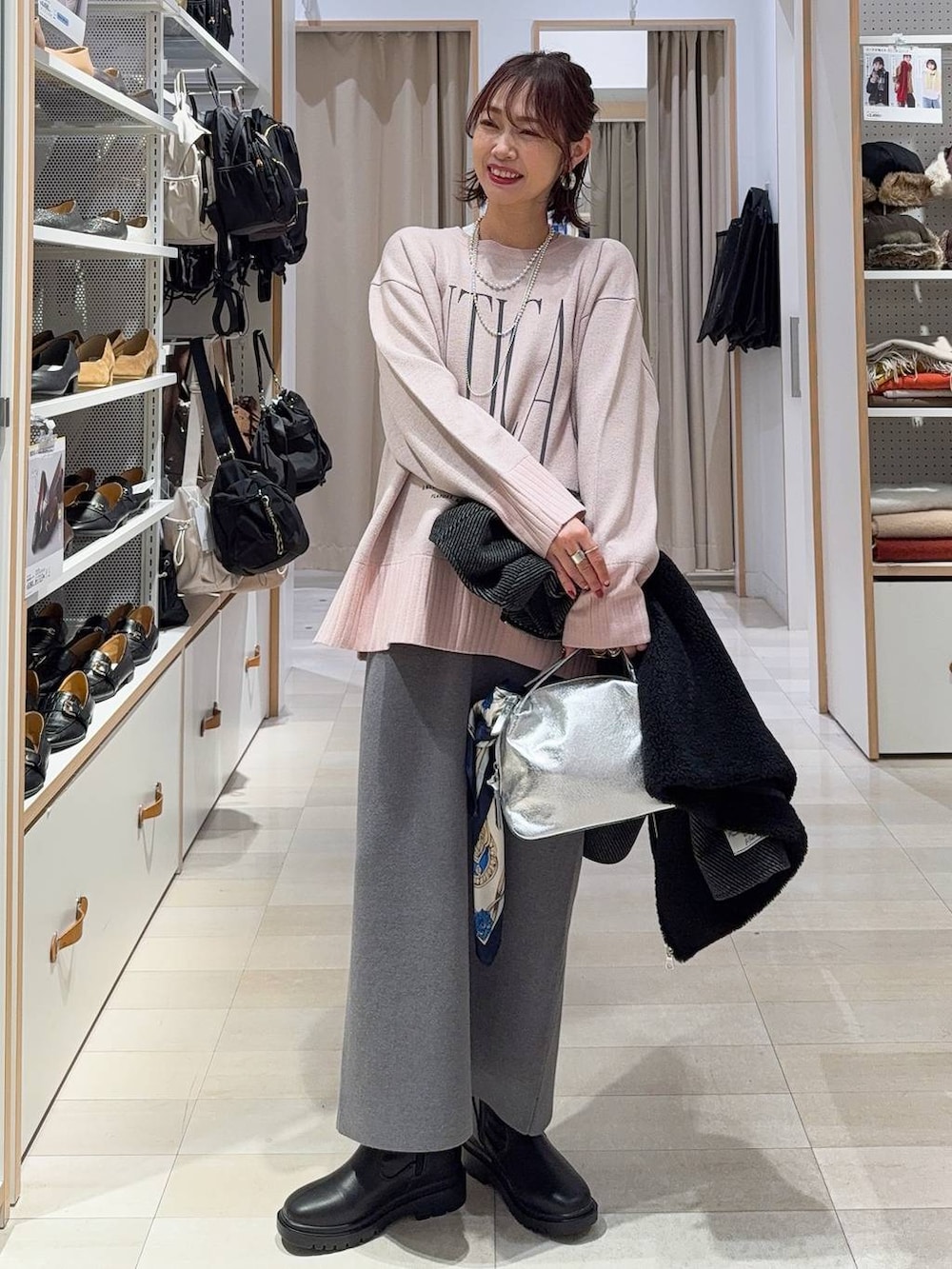 ブラック系のショルダーバッグ、ベージュ系のダウンジャケット/コート、ブラック系のその他パンツを着用したレディースの冬コーディネートの4枚目の写真