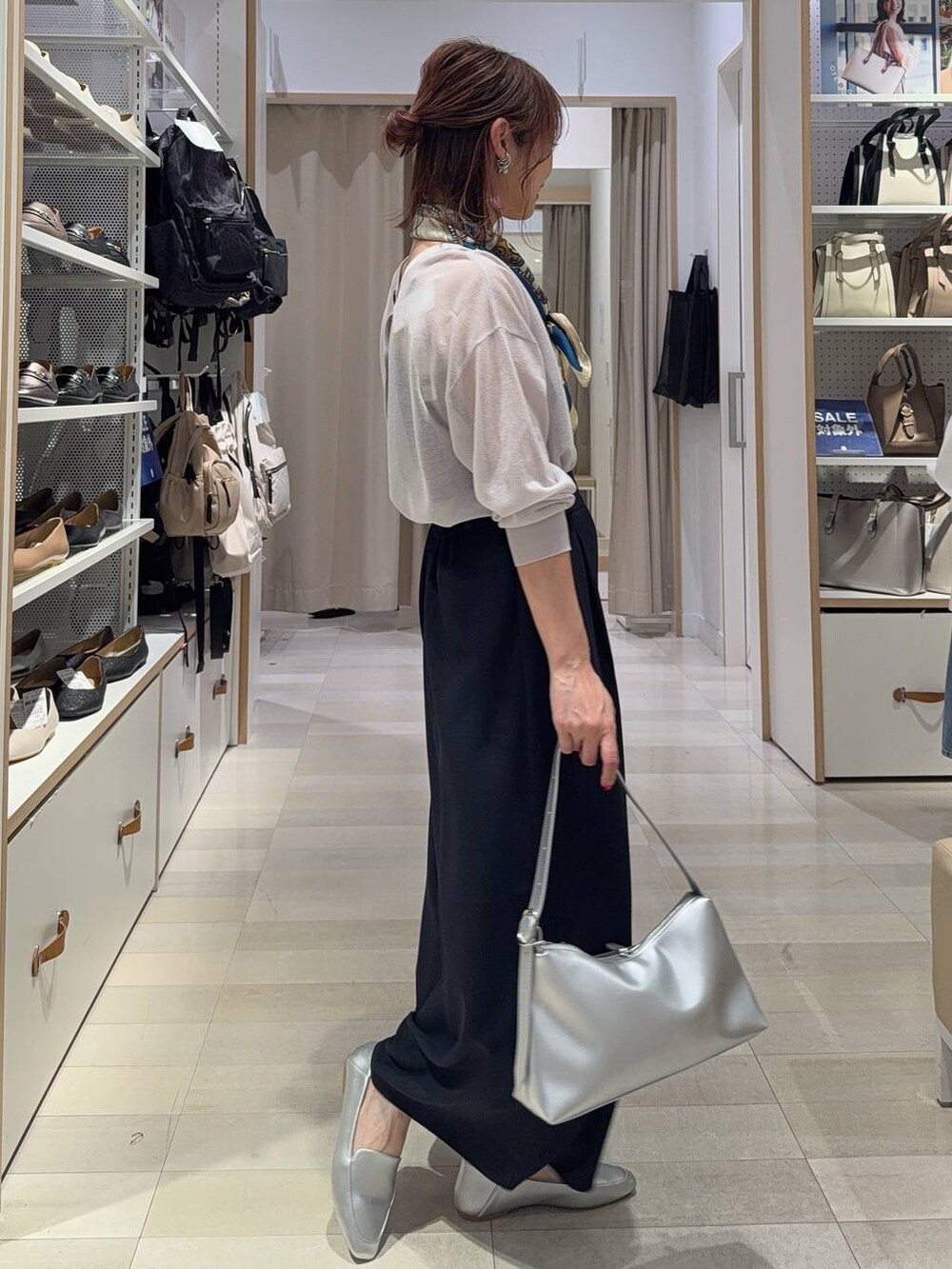 「きれいめ、ベーシック/シンプル、着痩せ・細見え、ママコーデ、体型カバー、カジュアル、GLOBAL WORK」|「GLOBAL WORKのらくっション踏めるバブーシュ/136007(その他シューズ、シルバー系)」を使った、せこ子さん(レディース・159cm)の夏コーディネートの3枚目の写真