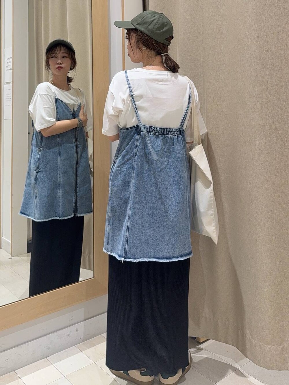 ベージュ系のスニーカー、ホワイト系のTシャツ/カットソー、ブラック系のショルダーバッグを着用したレディースの夏コーディネートの6枚目の写真